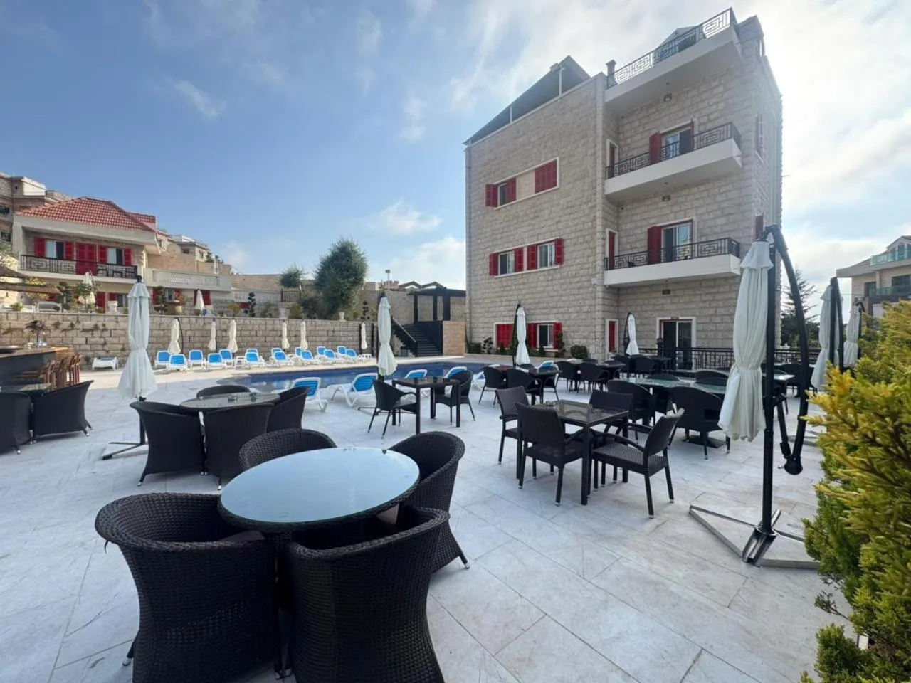 Restaurant/places to eat in Terminal K Bhamdoun Hotel