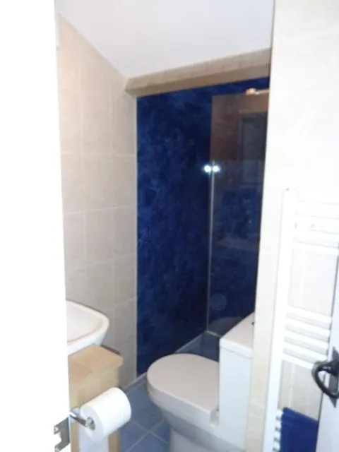 Shower in Lodge House B&B