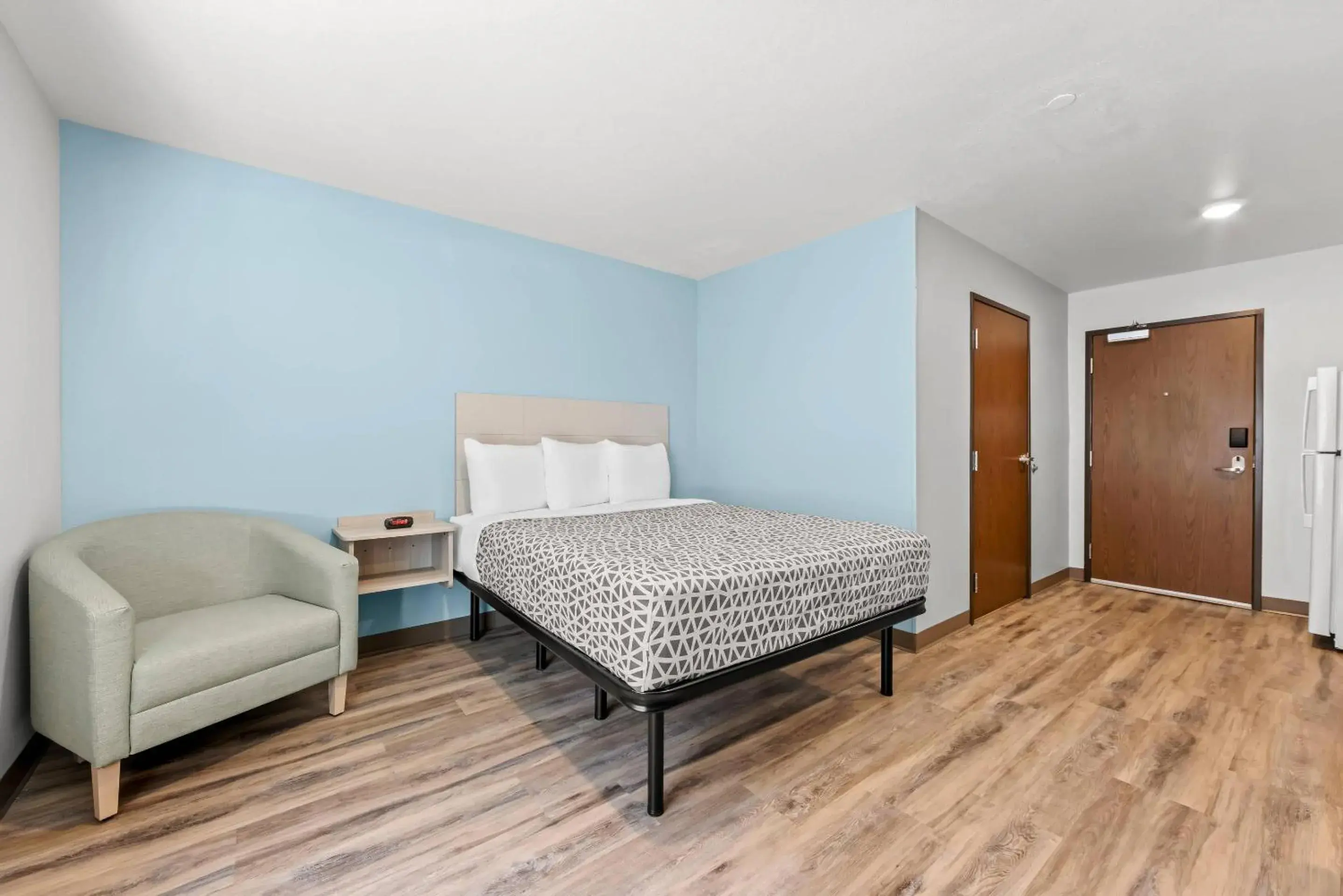 Queen Suite with Roll-In Shower - Disability Access/Non Smoking in WoodSpring Suites Oak Ridge Knoxville Queen Suite with Roll-In Shower - Disability Access/Non Smoking in WoodSpring Suites Oak Ridge Knoxville