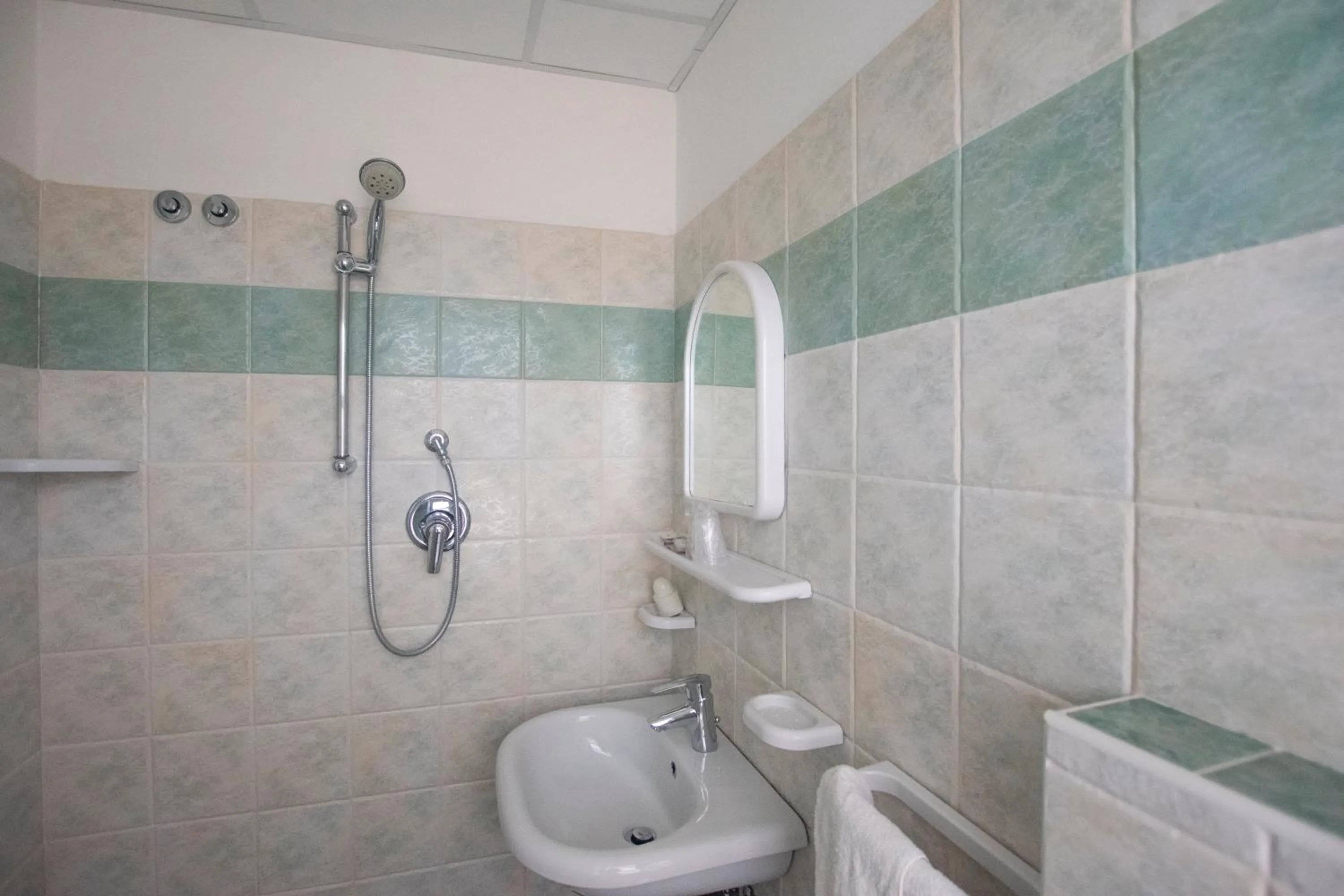 Shower in Hotel Maxim