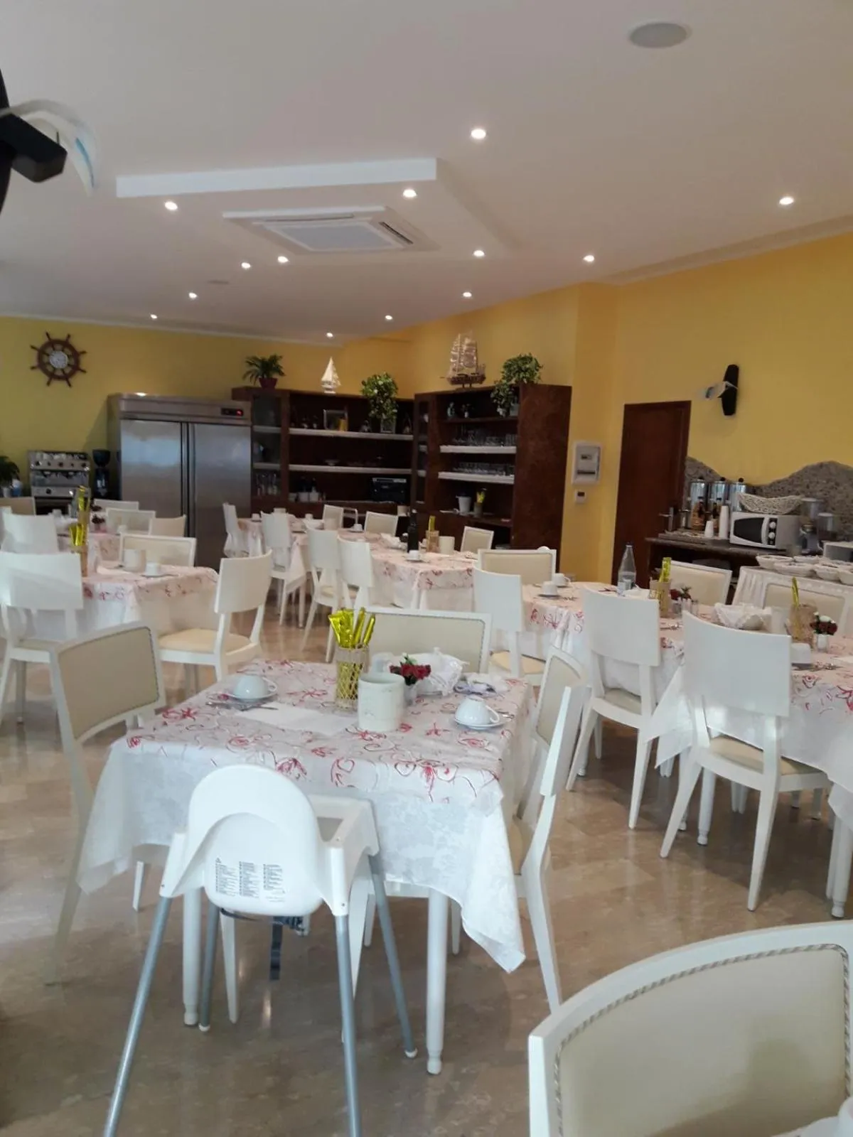 Restaurant/places to eat in Hotel Maxim