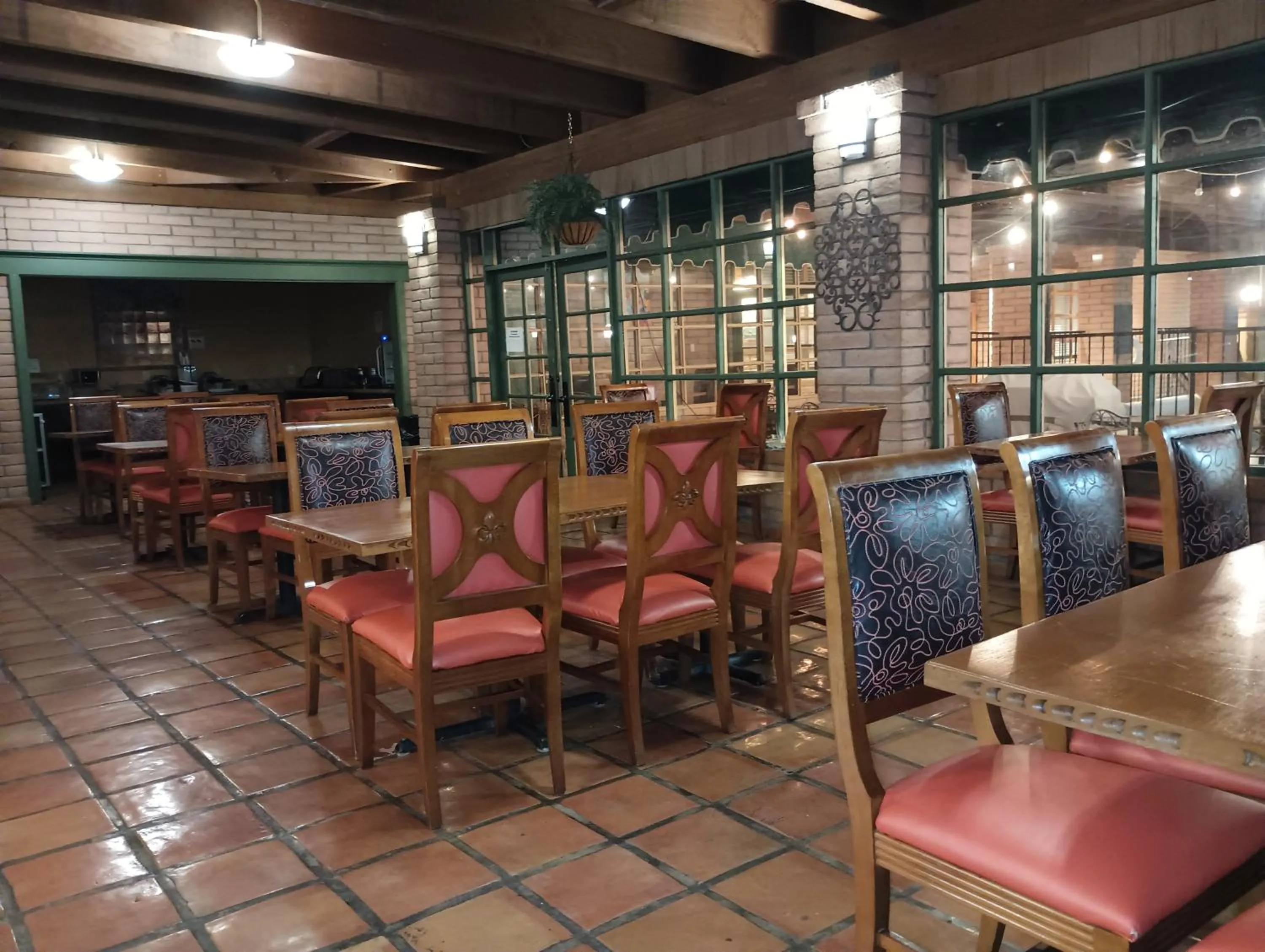 Restaurant/places to eat in Clarion Inn