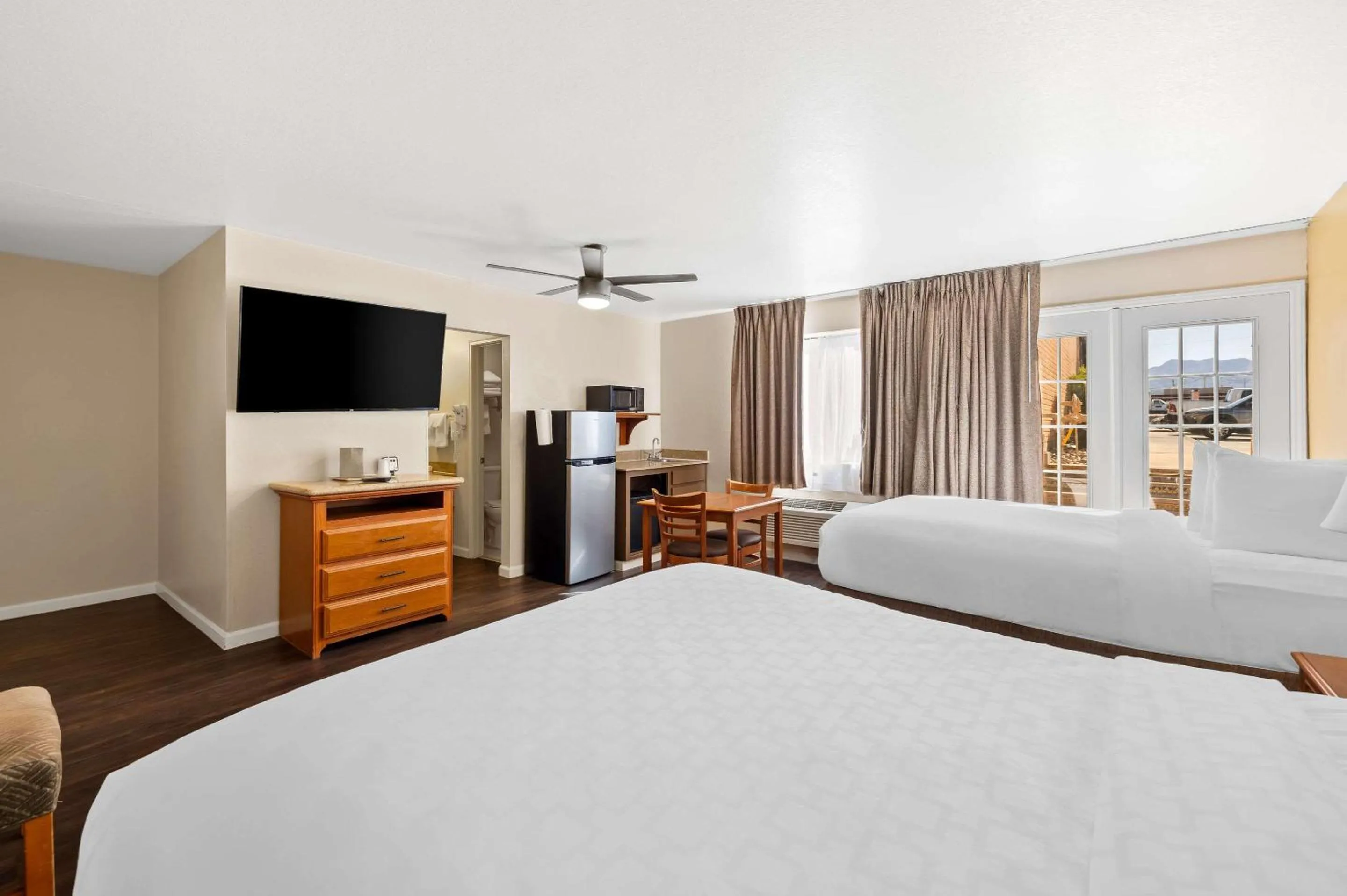 Bedroom, Bed in Clarion Inn