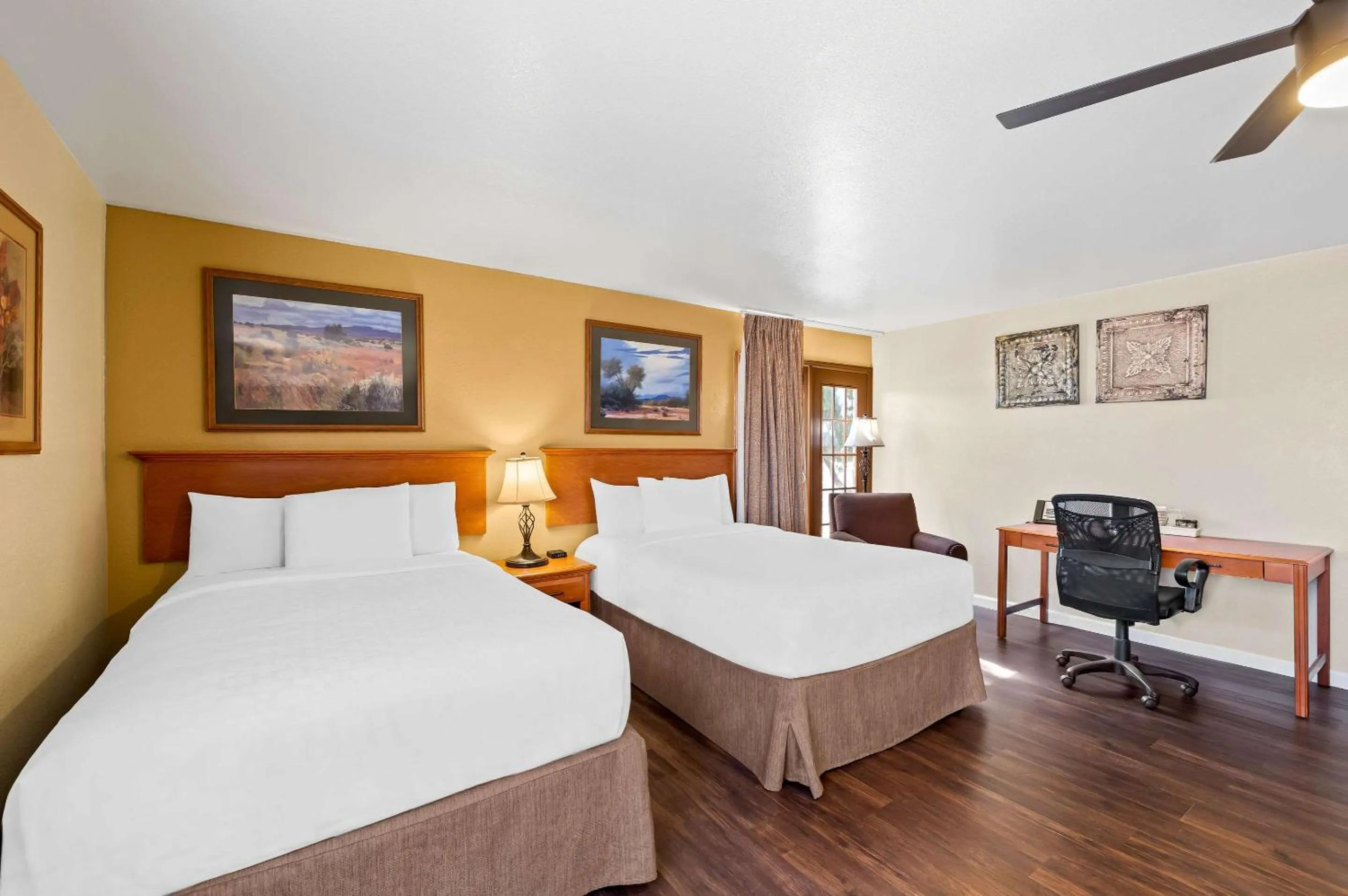 Bedroom, Bed in Clarion Inn