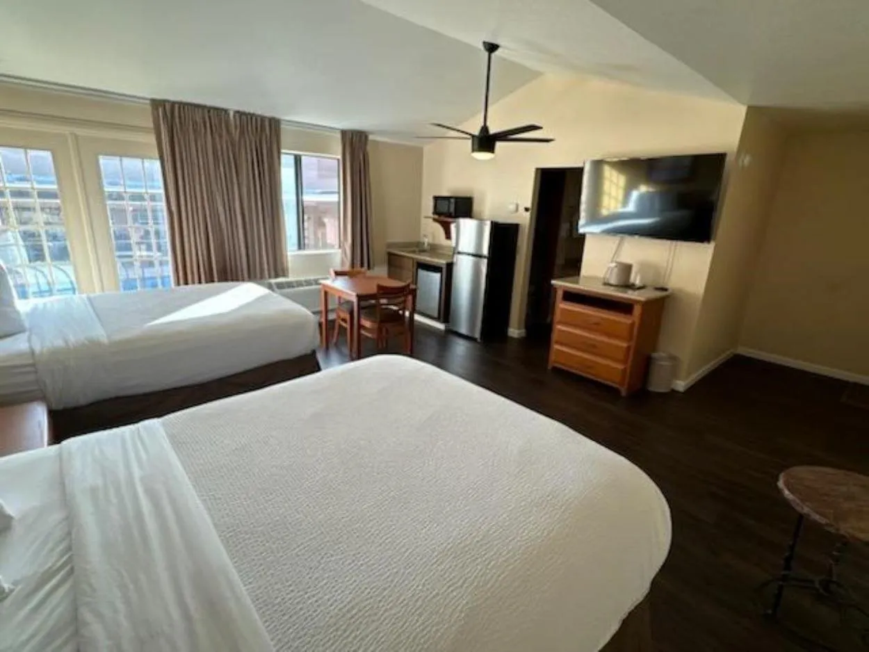 Bedroom, Bed in Clarion Inn