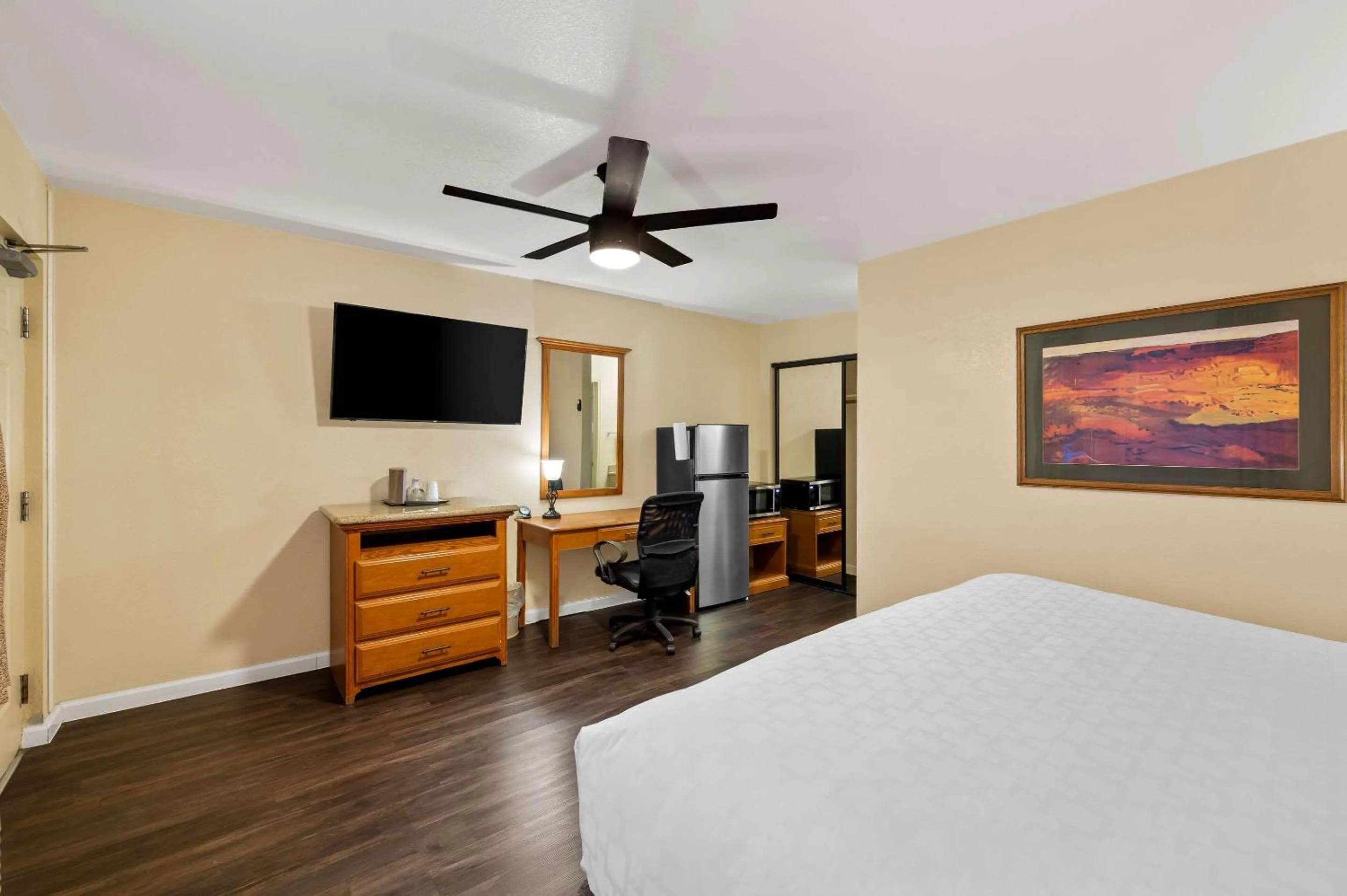 Bedroom, Bed in Clarion Inn