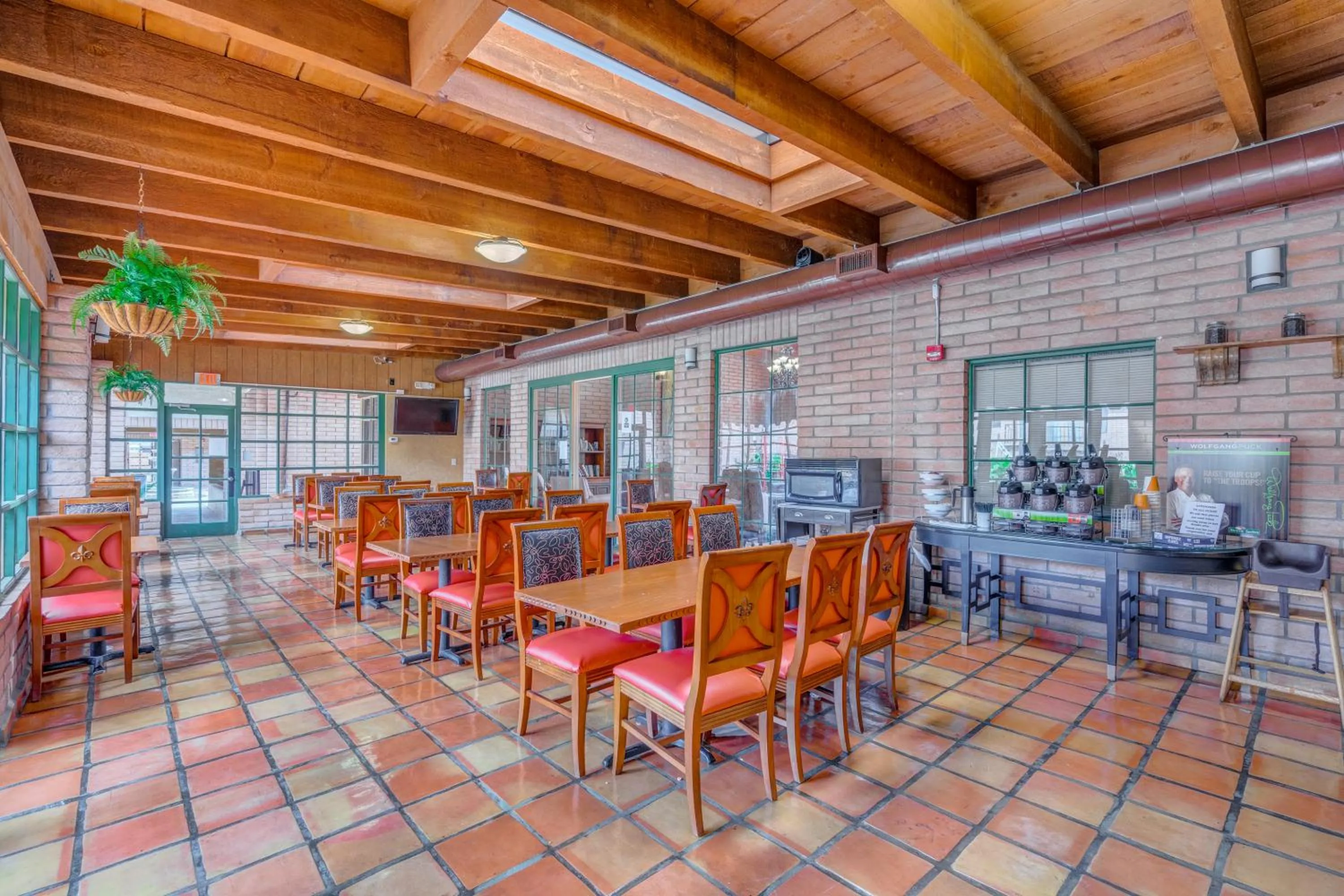 Restaurant/places to eat in Clarion Inn