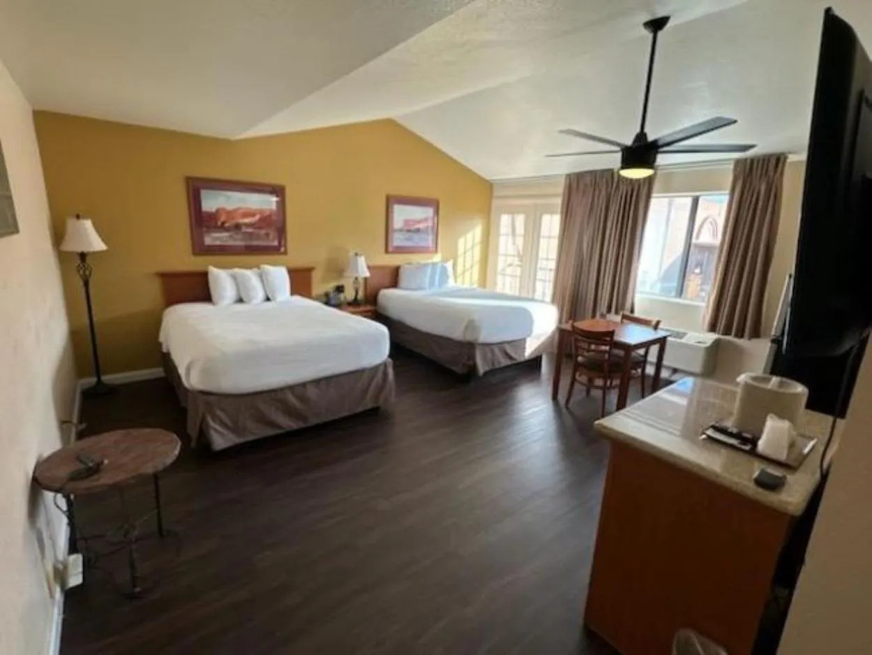 Photo of the whole room, Bed in Clarion Inn