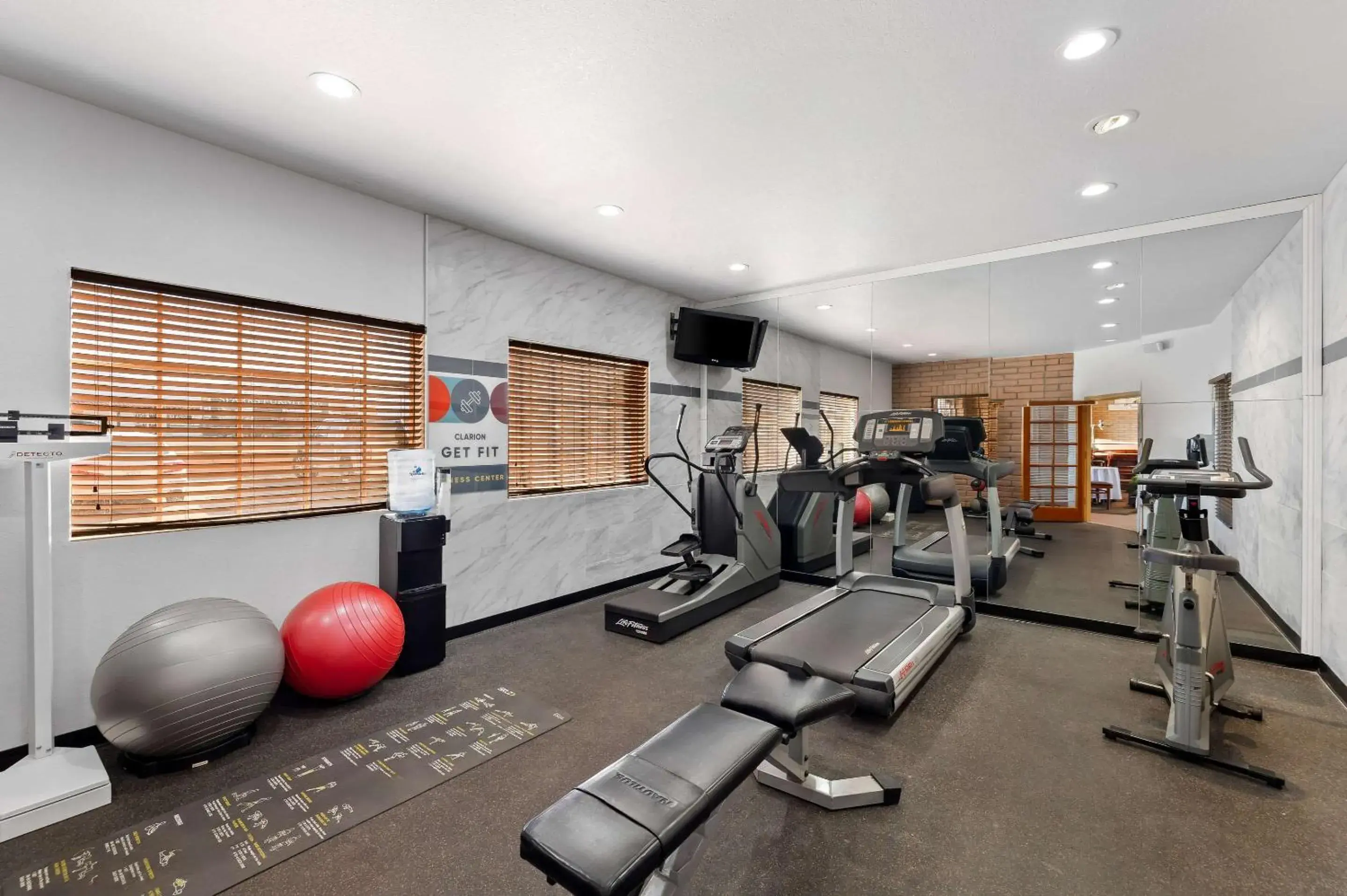 Fitness centre/facilities in Clarion Inn Fitness centre/facilities in Clarion Inn