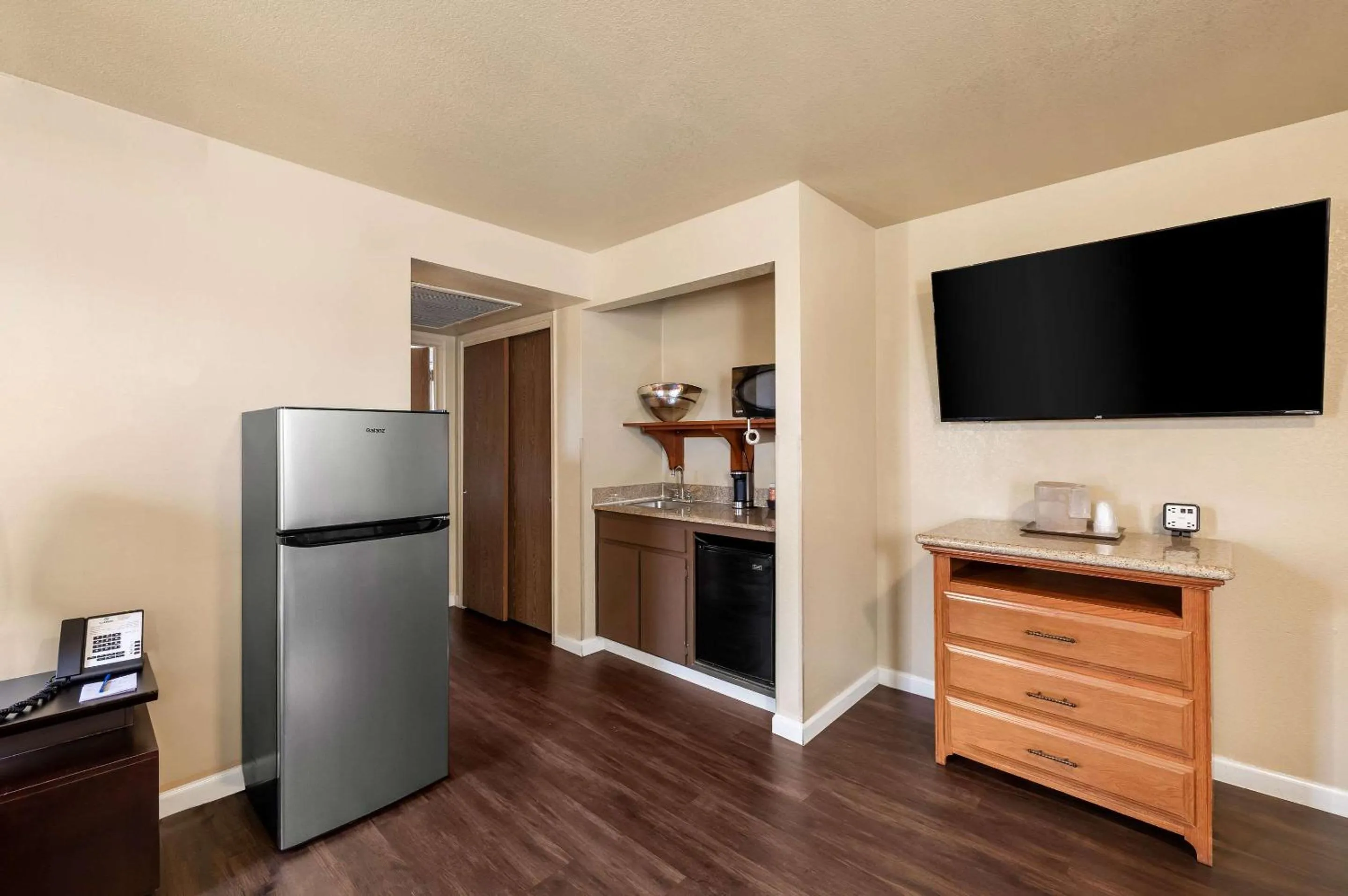 Bedroom in Clarion Inn