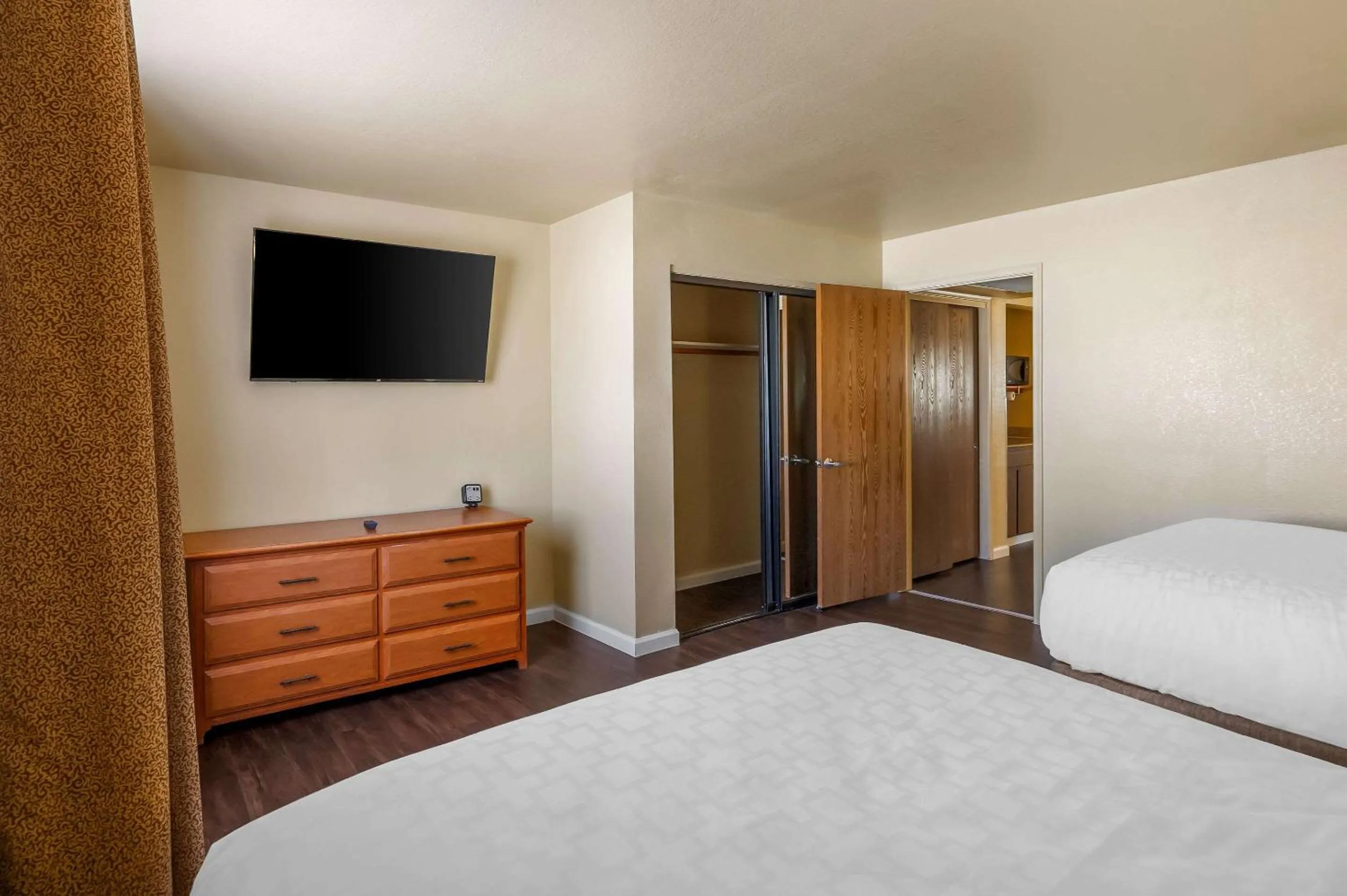 Bedroom, Bed in Clarion Inn