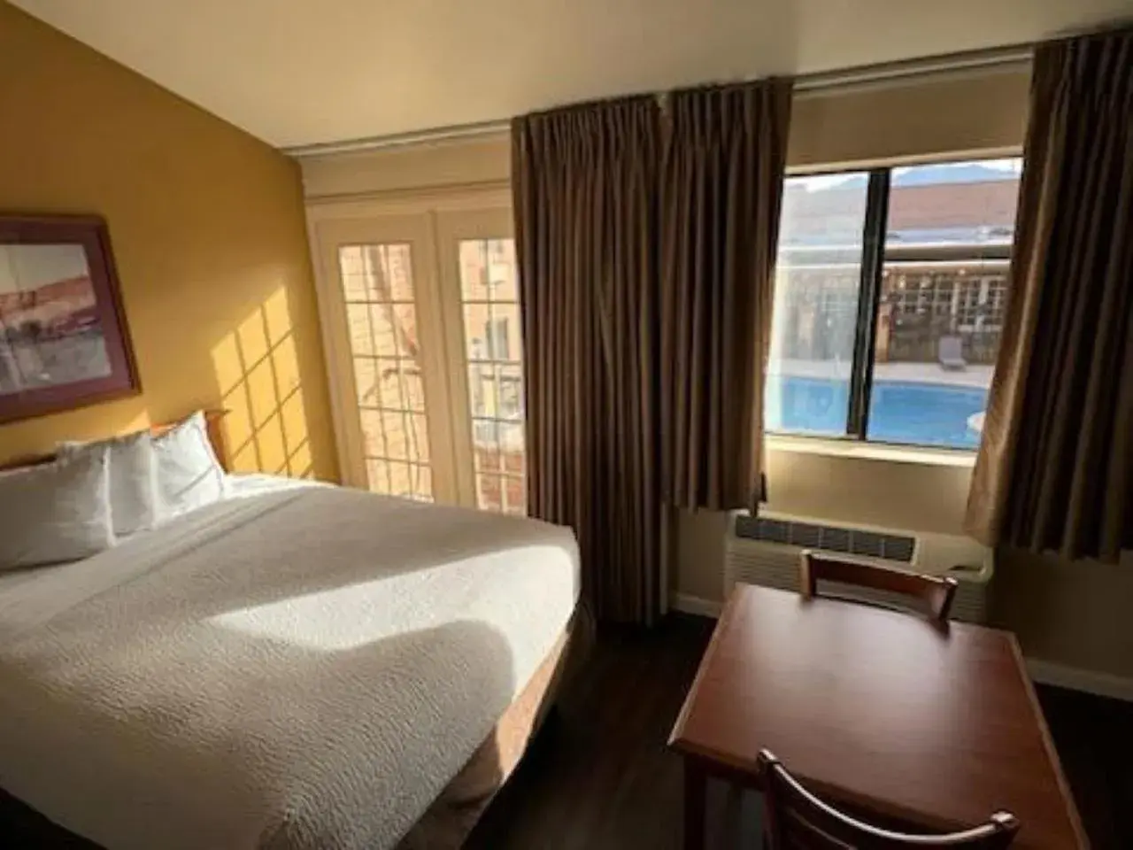 View (from property/room), Bed in Clarion Inn View (from property/room), Bed in Clarion Inn