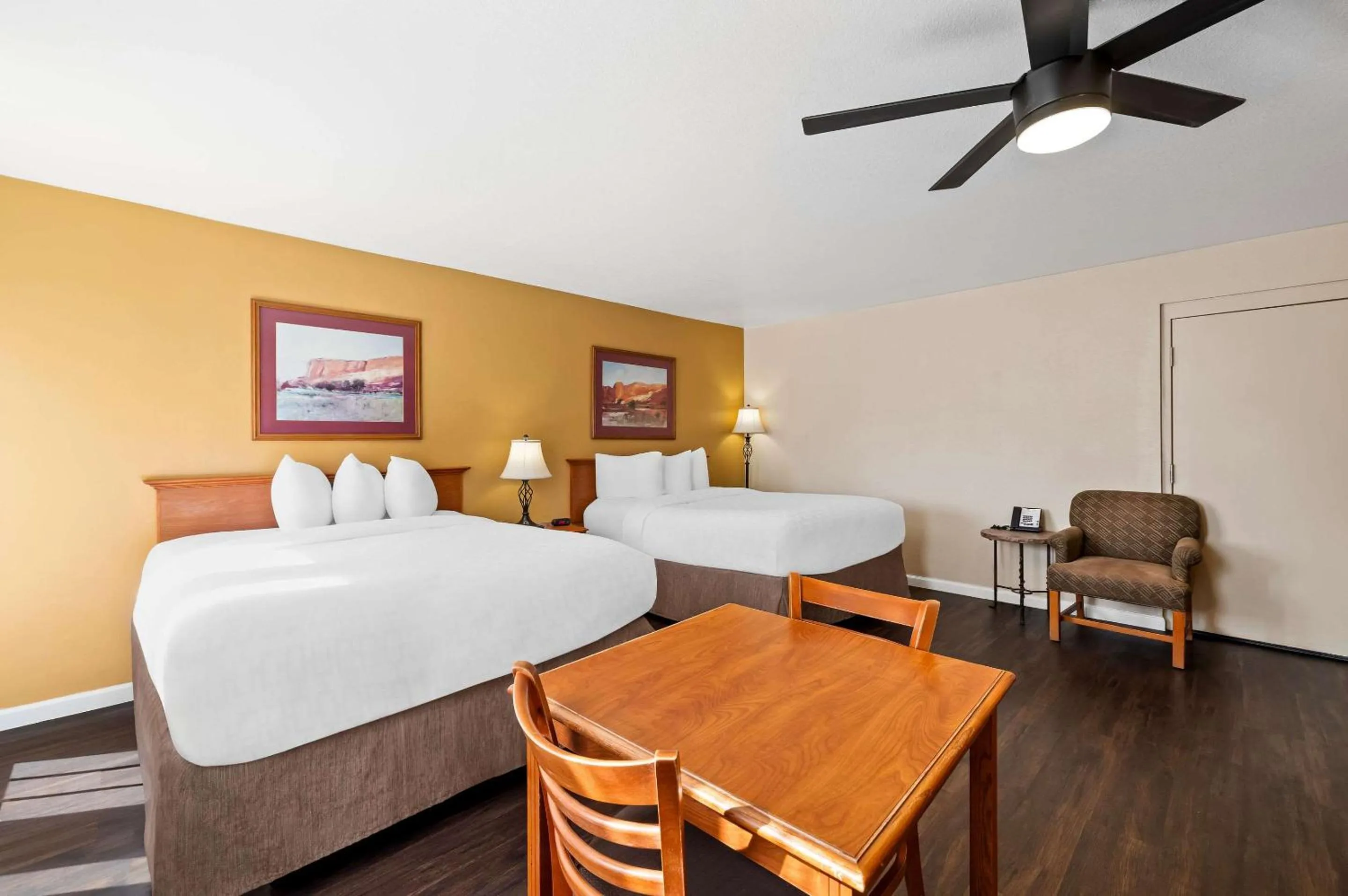 Bedroom, Bed in Clarion Inn