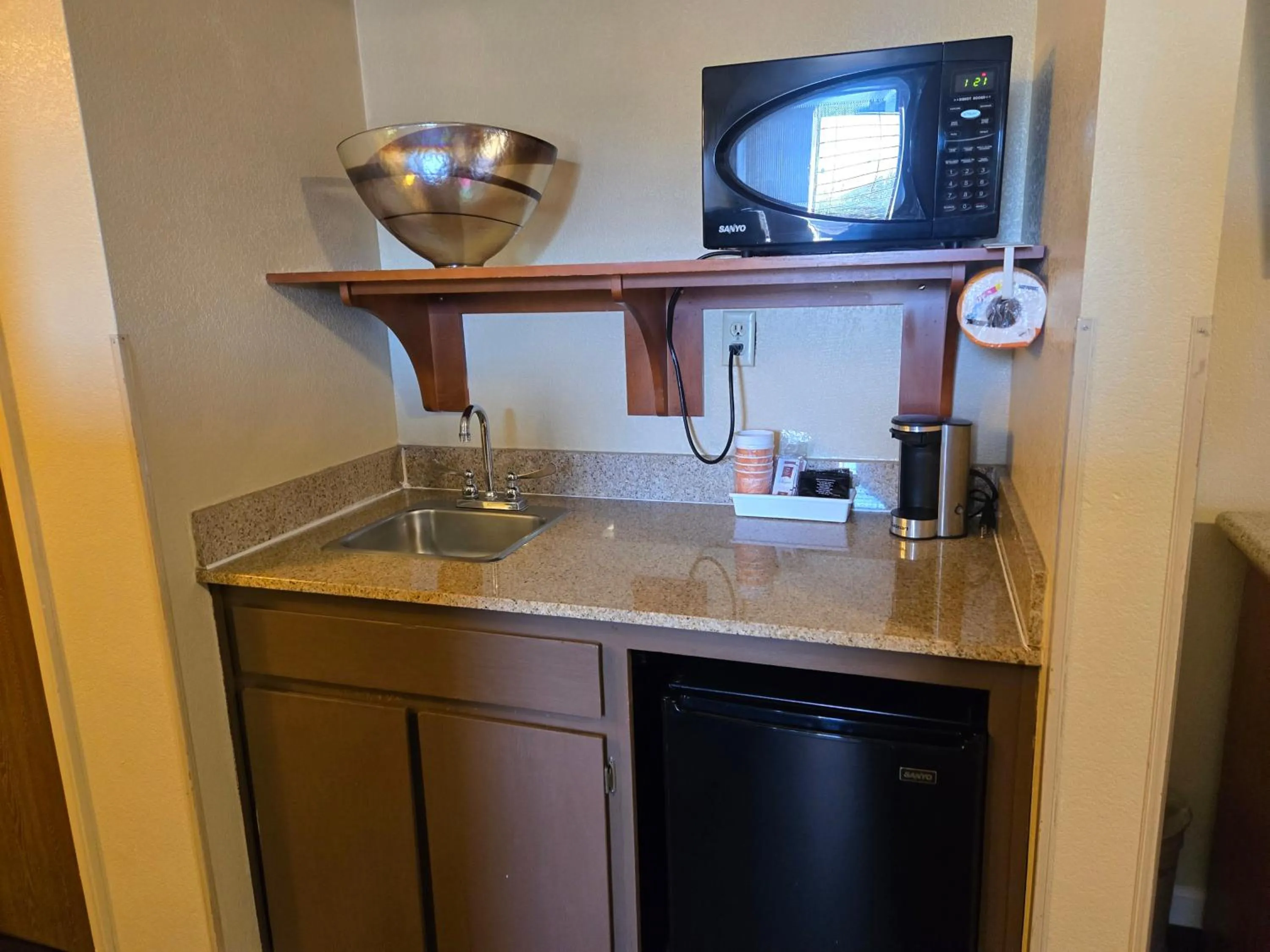 Kitchen or kitchenette in Clarion Inn