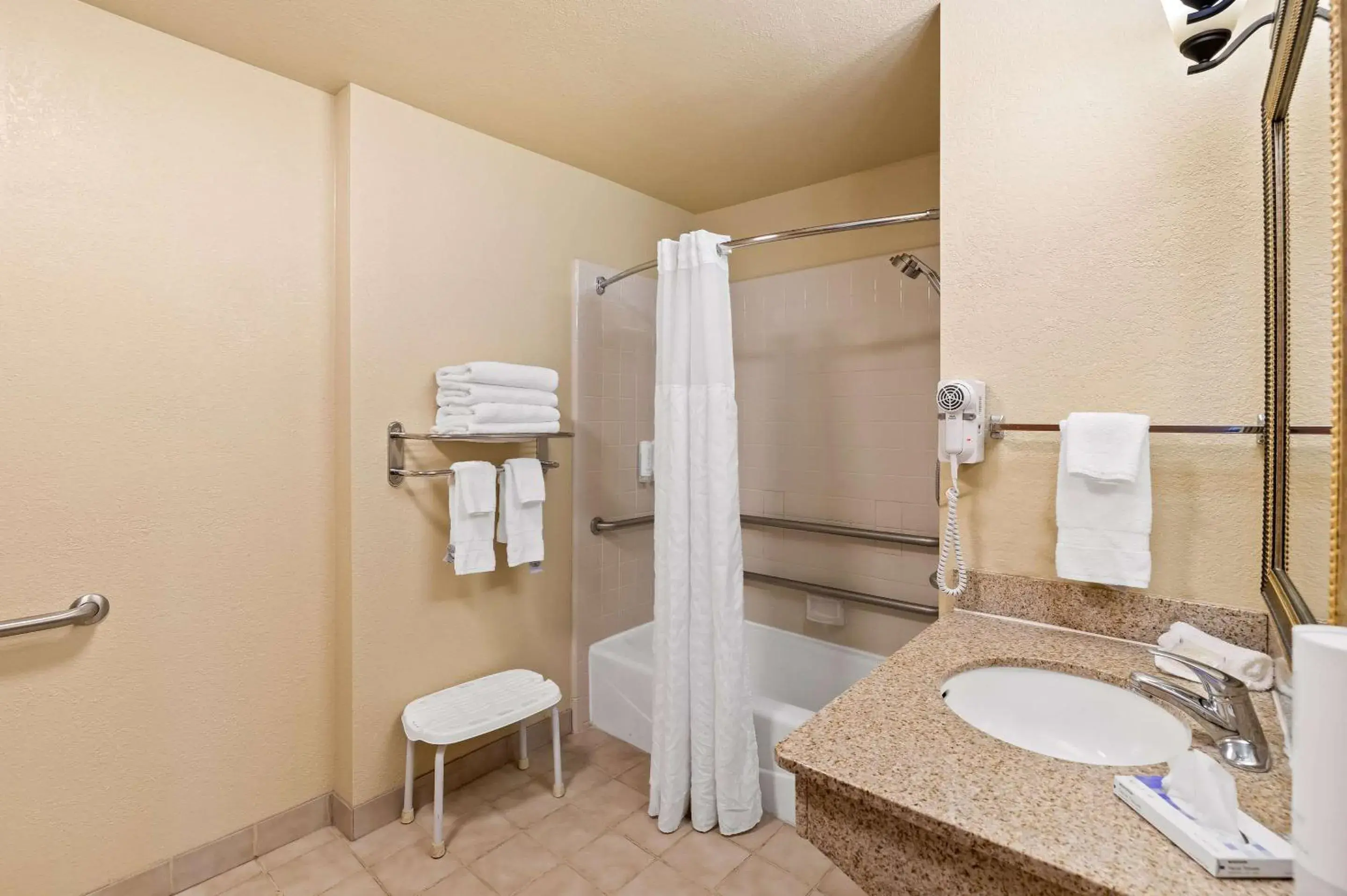 Bedroom in Clarion Inn Bedroom in Clarion Inn