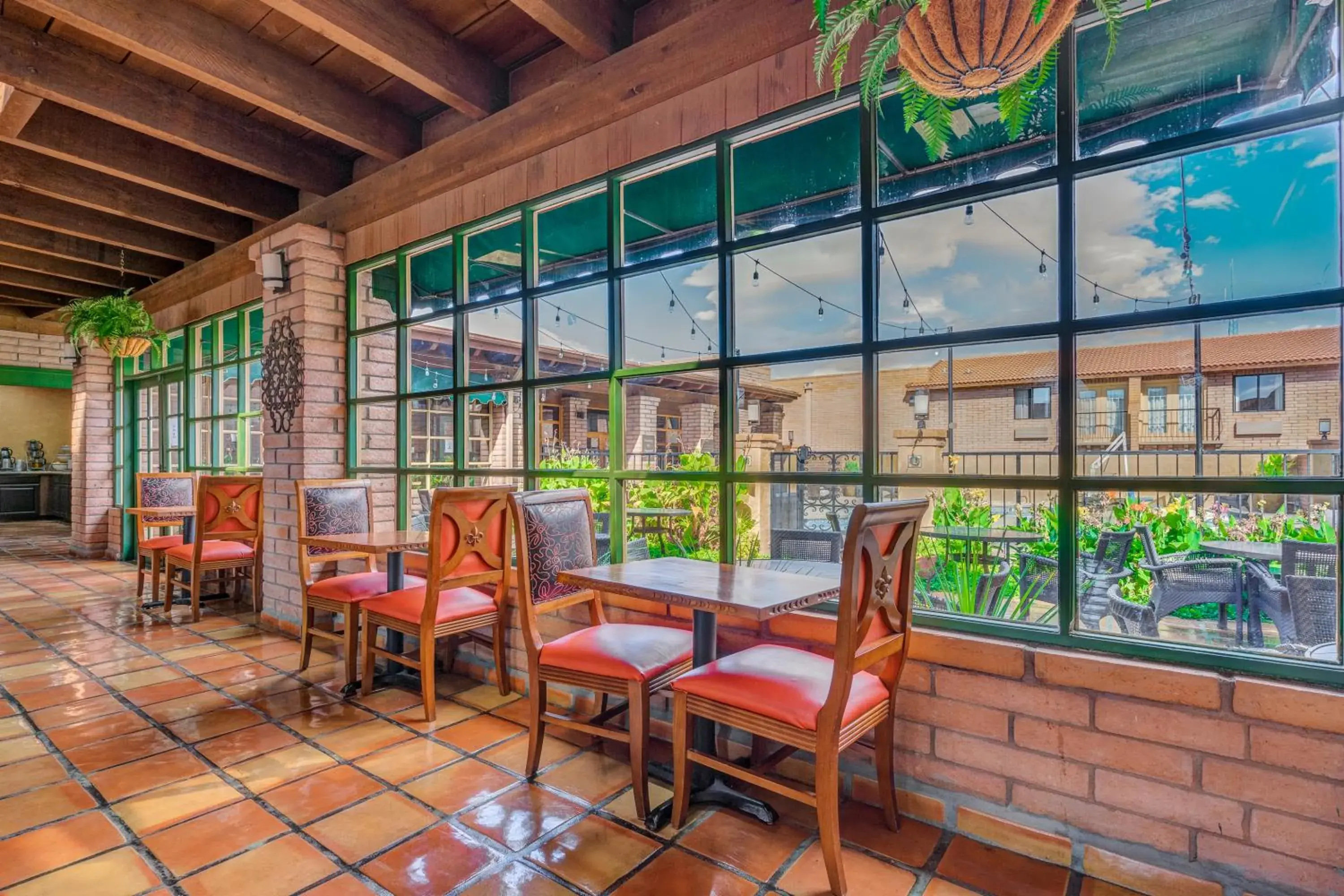 Restaurant/places to eat in Clarion Inn Restaurant/places to eat in Clarion Inn