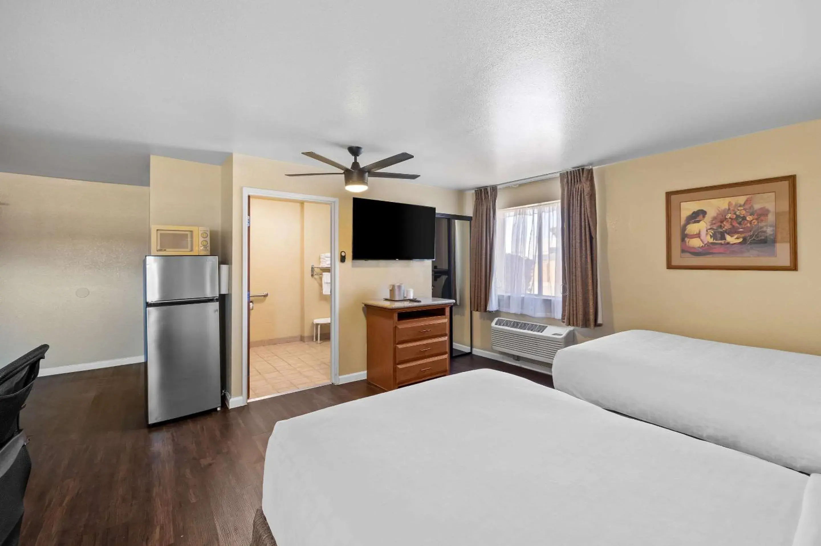 Bedroom, Bed in Clarion Inn Bedroom, Bed in Clarion Inn