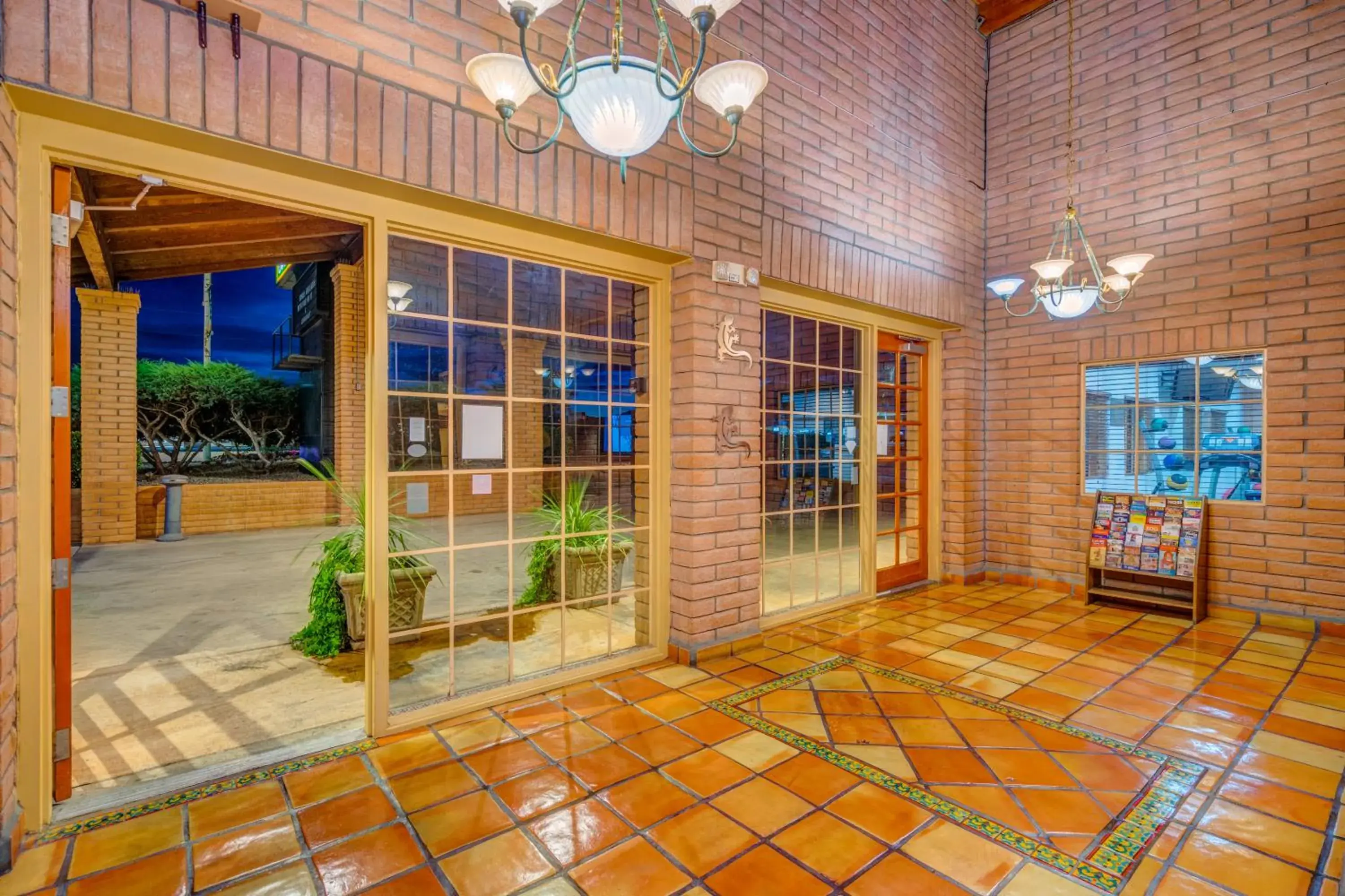 Facade/entrance in Clarion Inn Facade/entrance in Clarion Inn