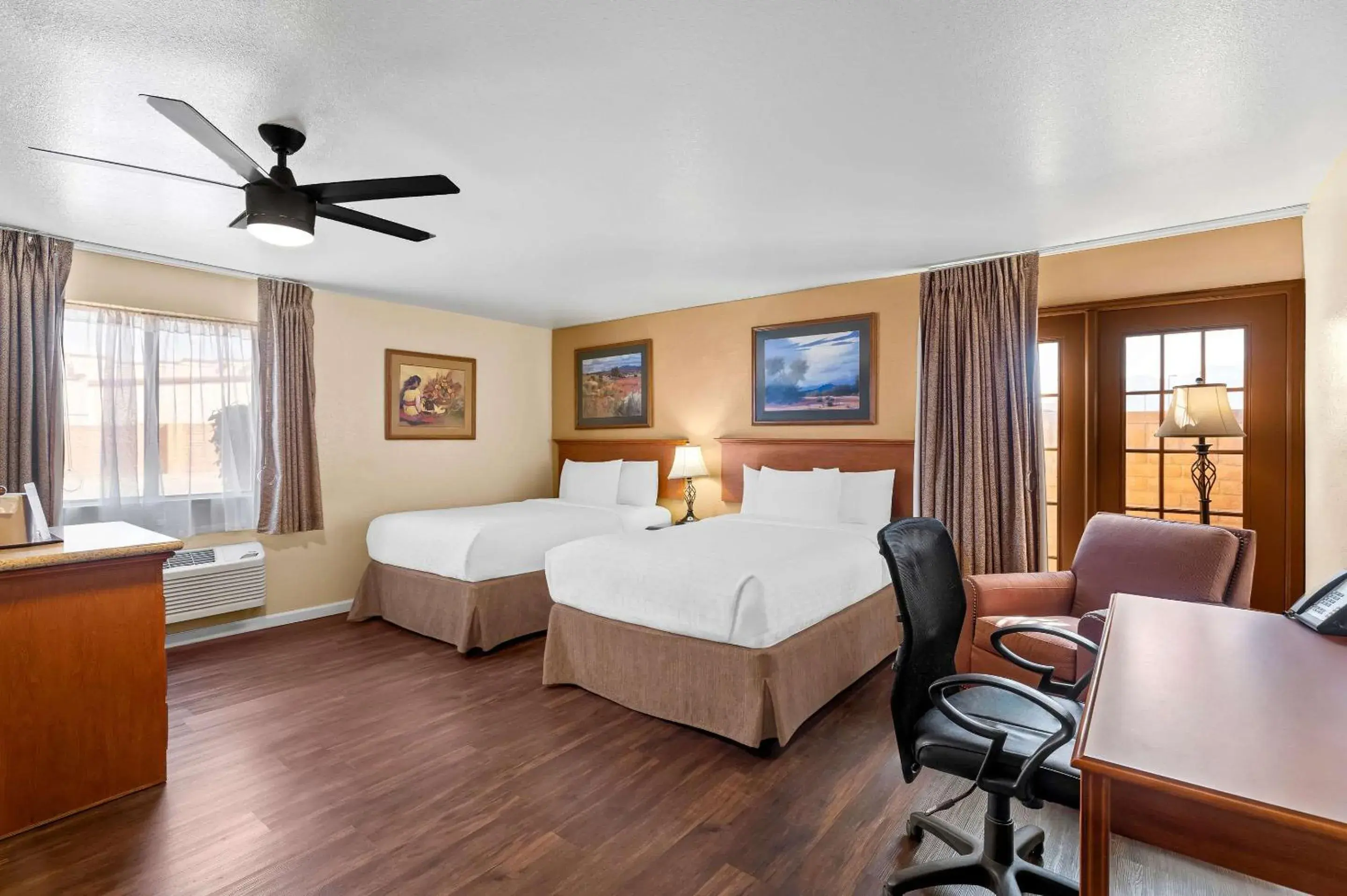 Bedroom, Bed in Clarion Inn Bedroom, Bed in Clarion Inn