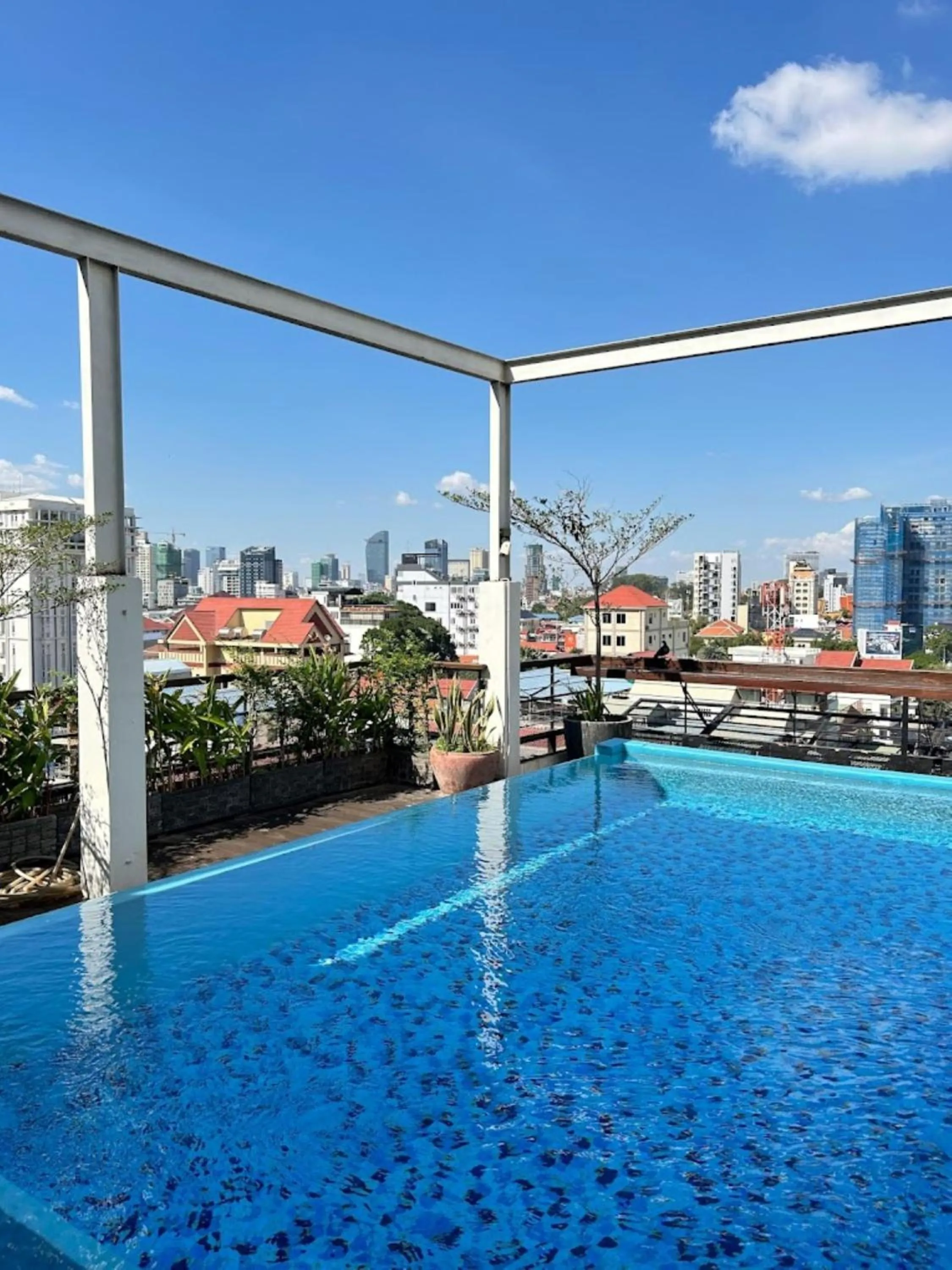 Swimming pool in Monsoon Bassac Hotel