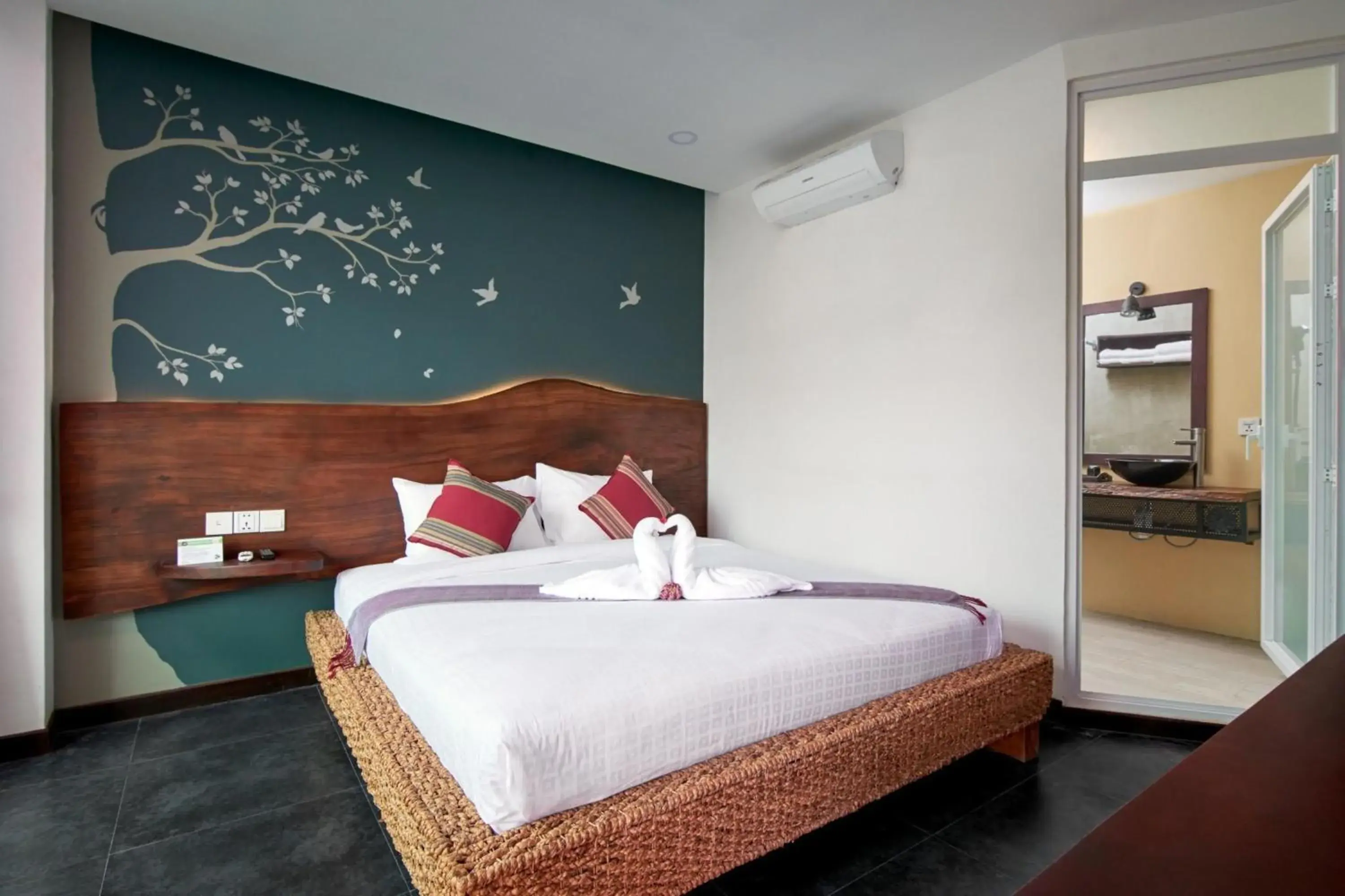 Deluxe Double Balcony with Bathtub in Monsoon Bassac Hotel Deluxe Double Balcony with Bathtub in Monsoon Bassac Hotel