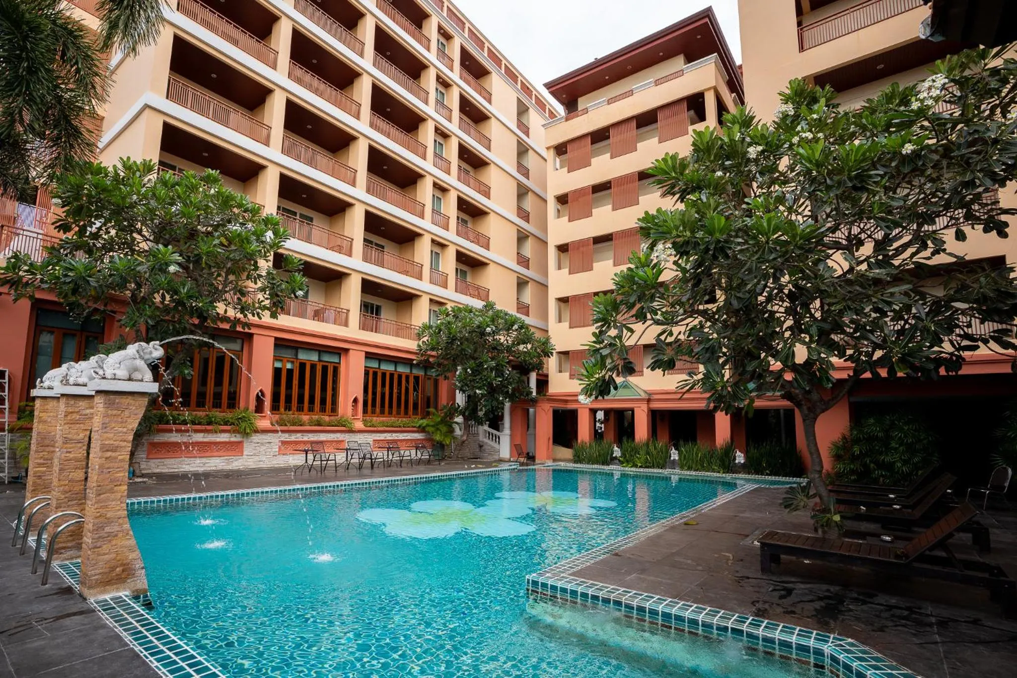 Swimming pool in Sunday Chateau En Ville - Pattaya