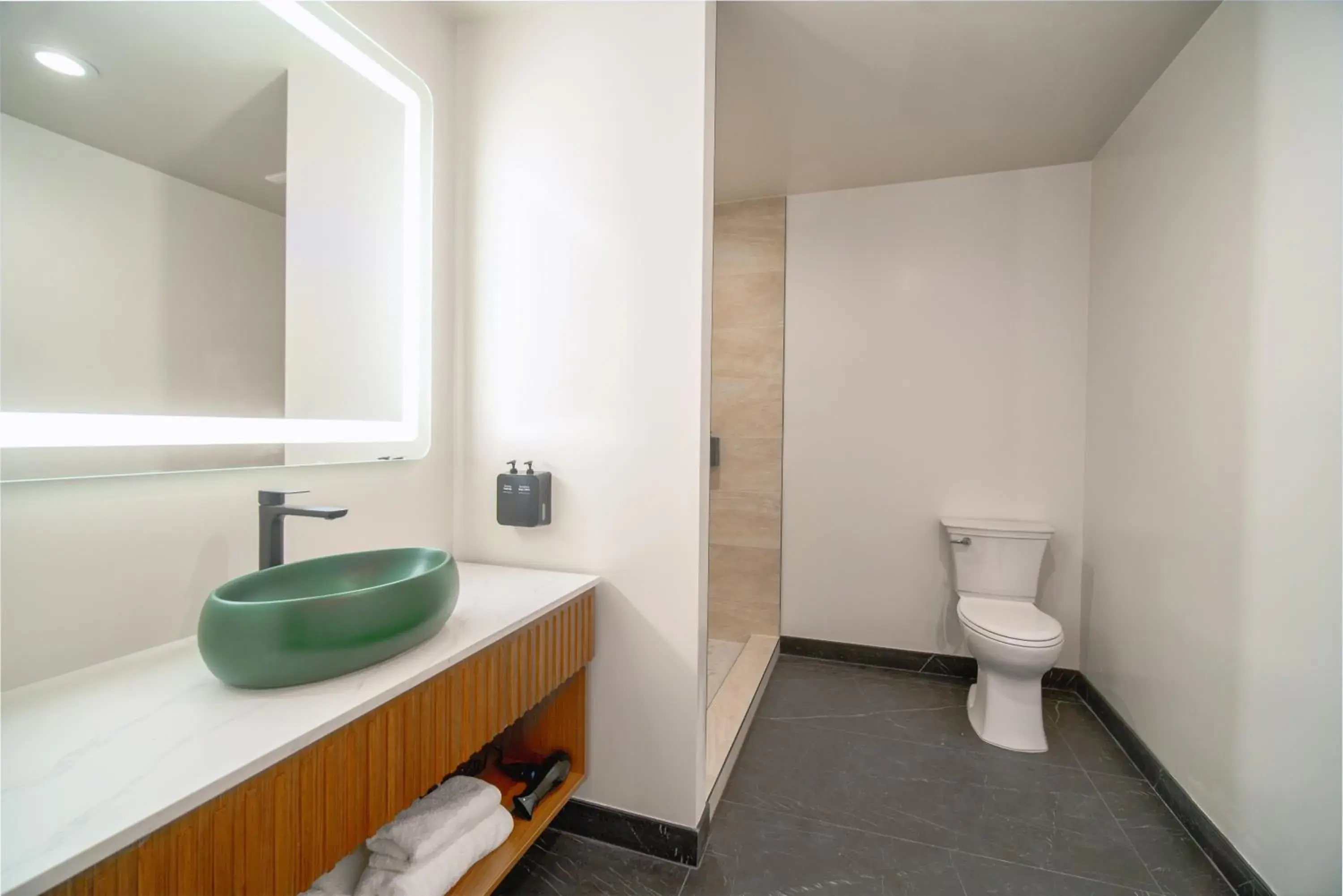 Deluxe Double Room in LYFE INN & SUITES by AGA- North Hollywood Near Universal Studios Deluxe Double Room in LYFE INN & SUITES by AGA- North Hollywood Near Universal Studios
