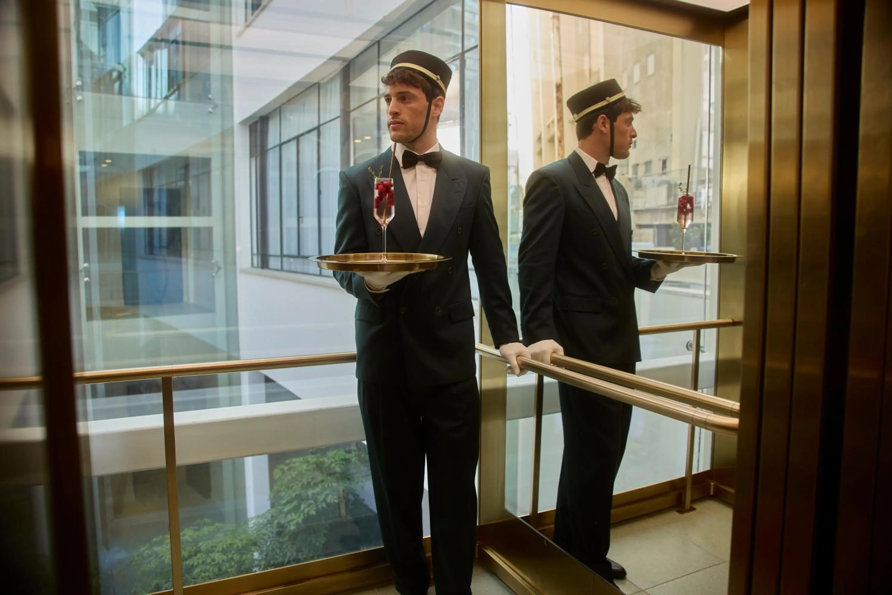 People in Hotel RECEPTION - FATTAL COLORS