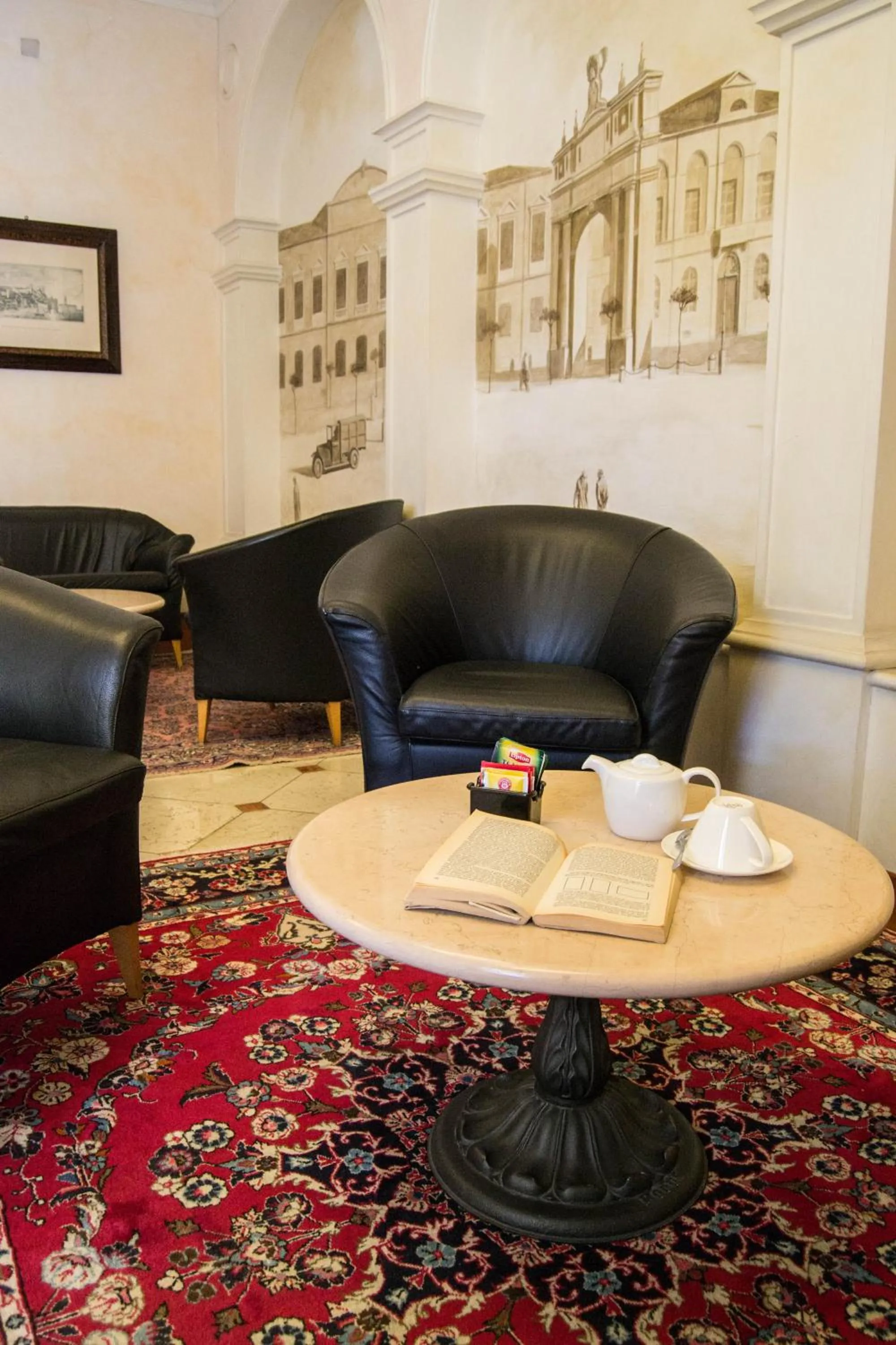 Communal lounge/ TV room in Hotel San Clemente