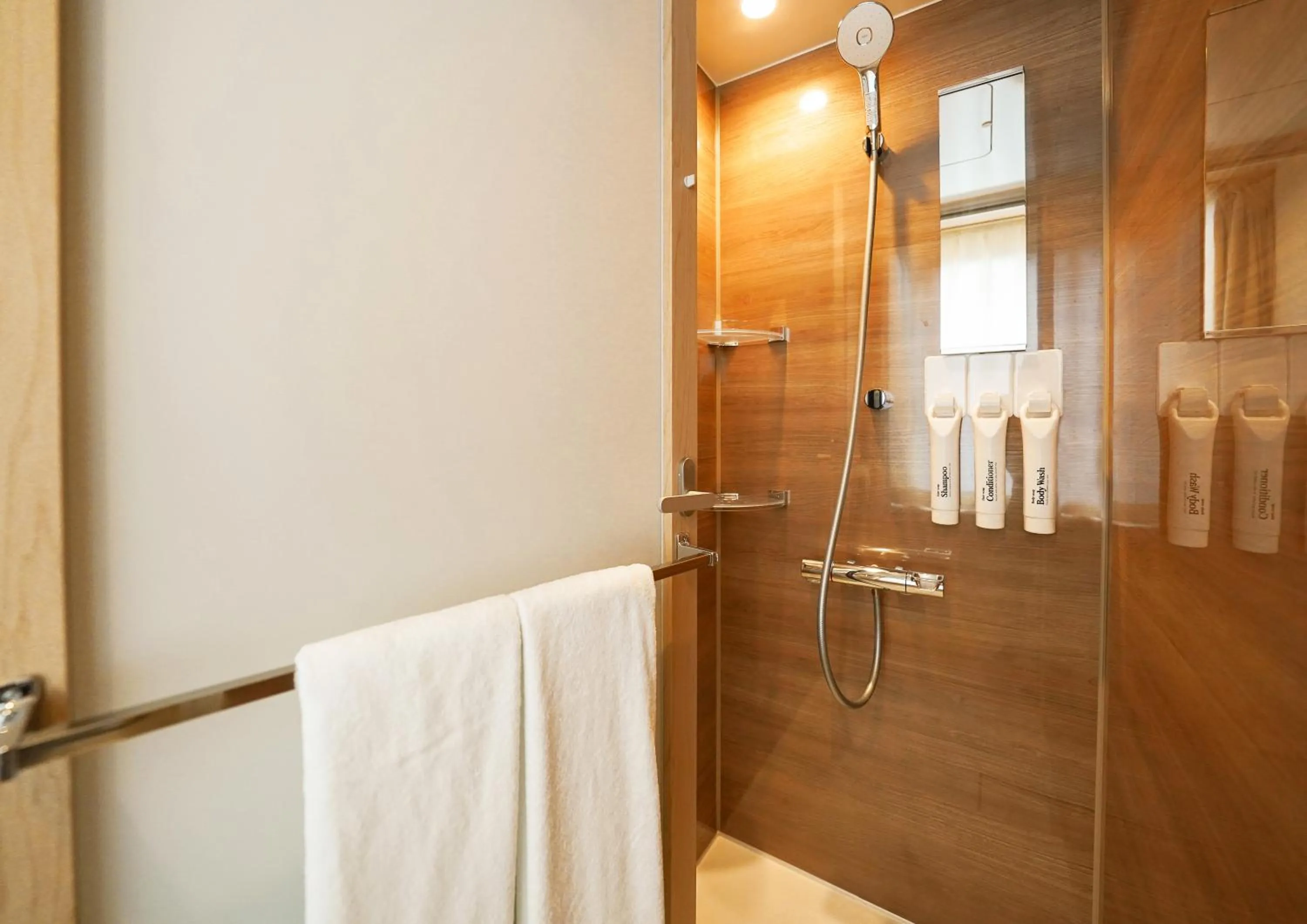 Shower in UH Suite Namba Station The Spa