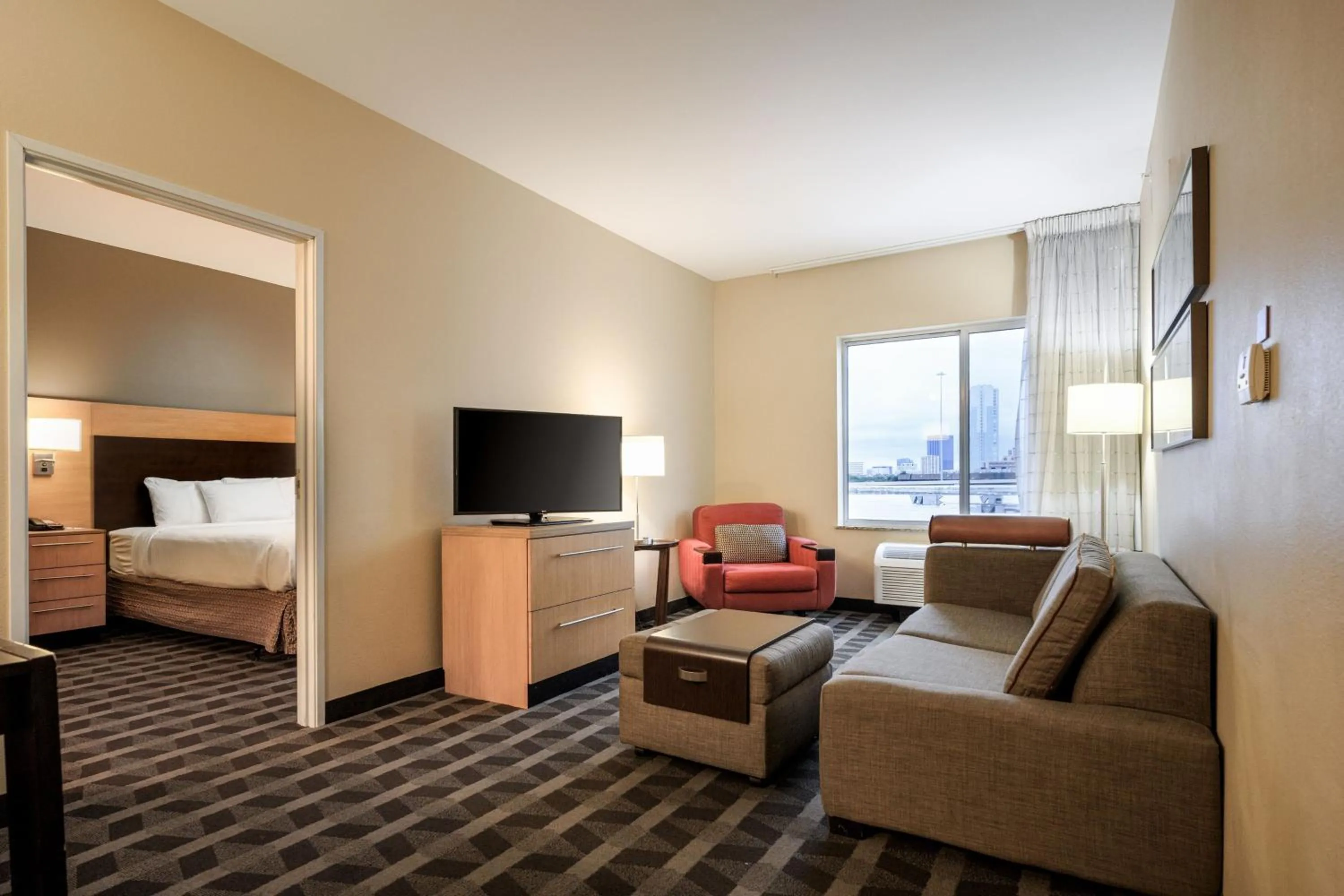 Living room, Bed in TownePlace Suites by Marriott Houston Galleria Area