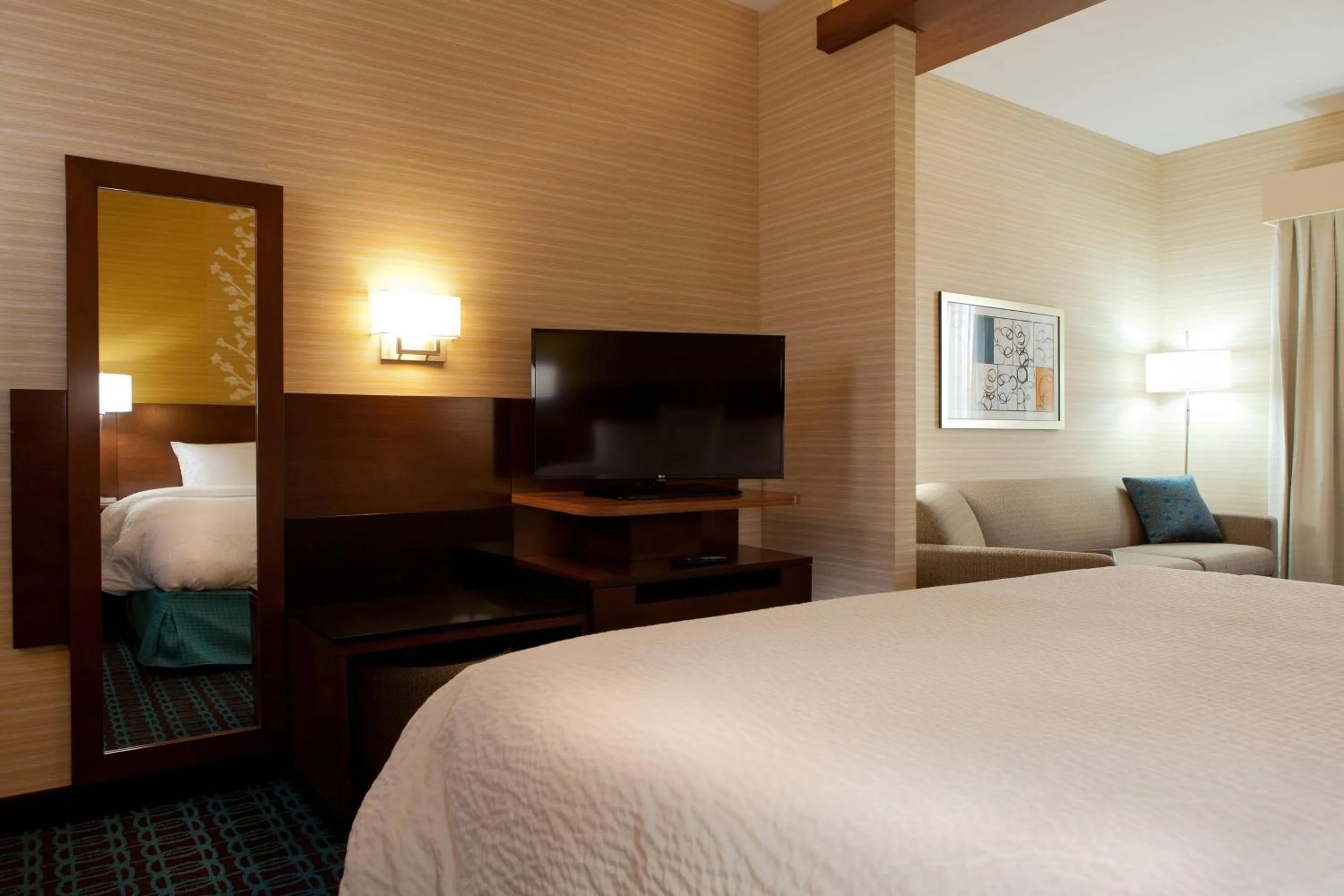 Photo of the whole room, Bed in Fairfield Inn & Suites by Marriott Lethbridge