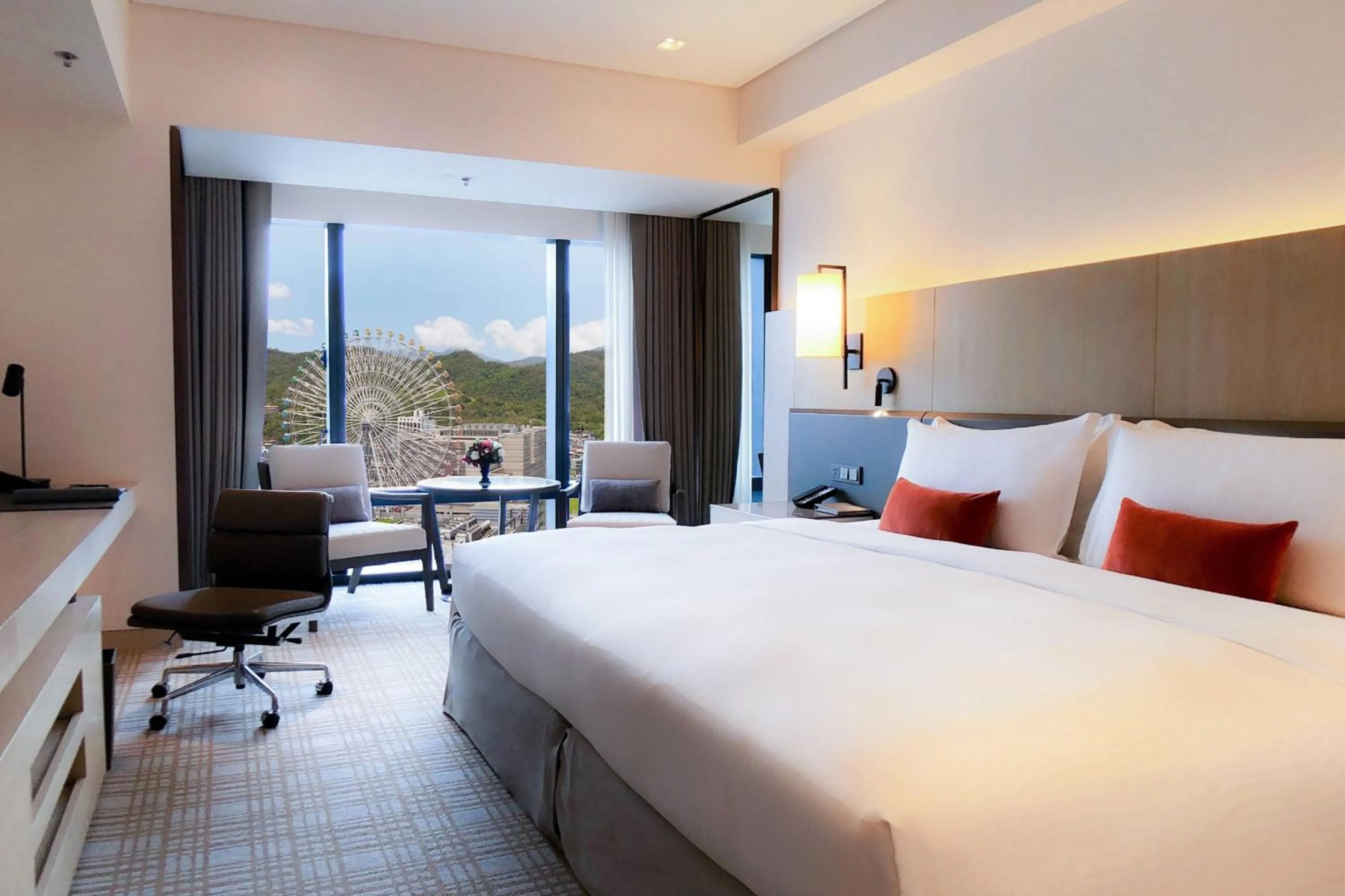 Photo of the whole room, Bed in Taipei Marriott Hotel