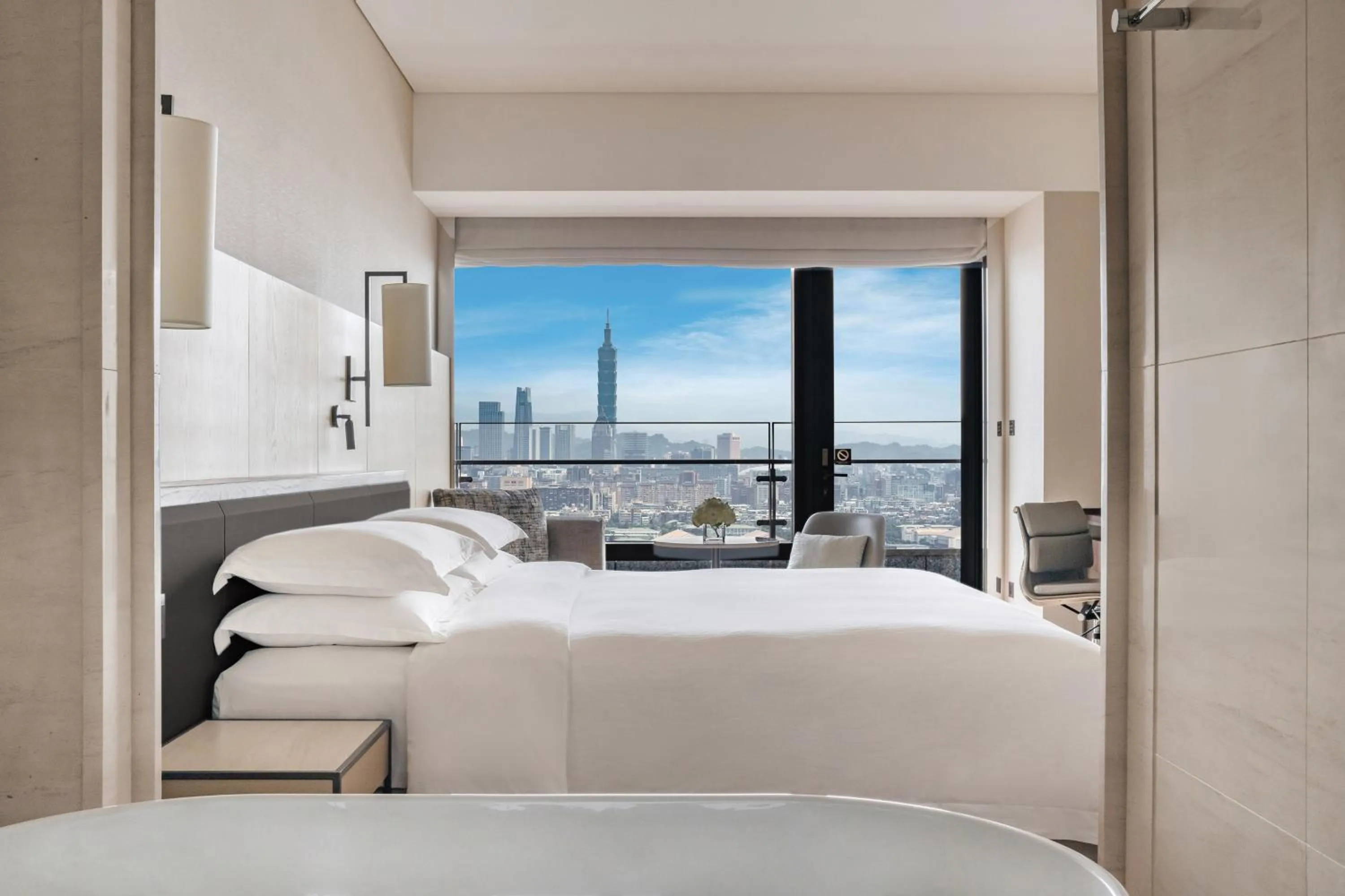 Photo of the whole room, Bed in Taipei Marriott Hotel