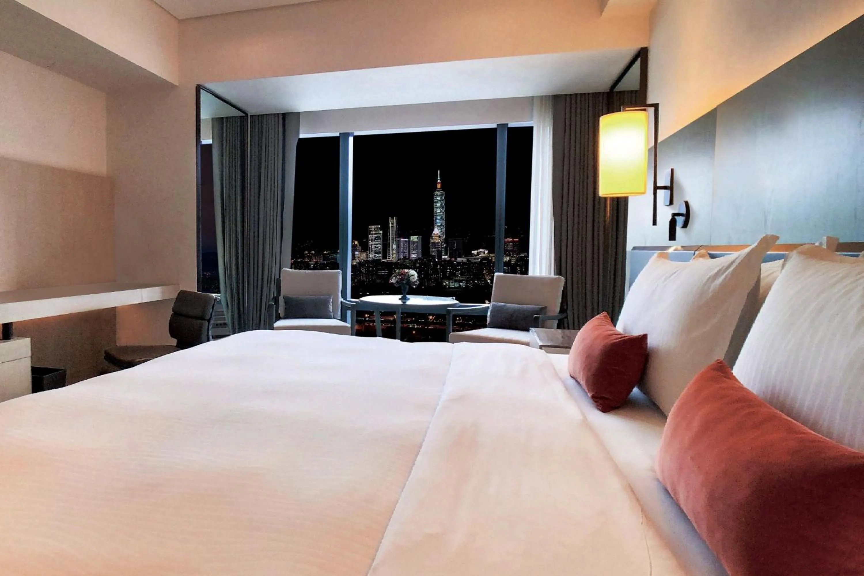 Lounge or bar, Bed in Taipei Marriott Hotel