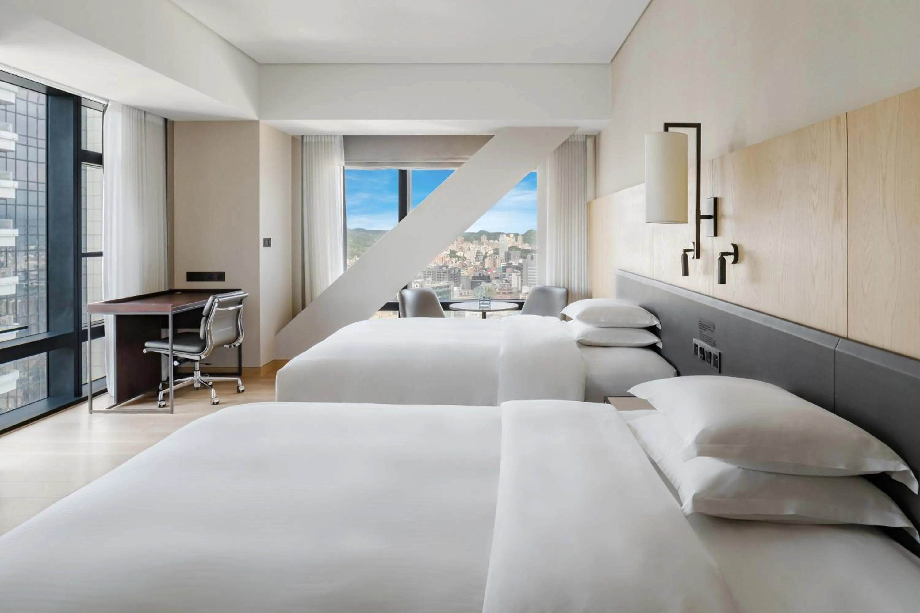 Photo of the whole room, Bed in Taipei Marriott Hotel