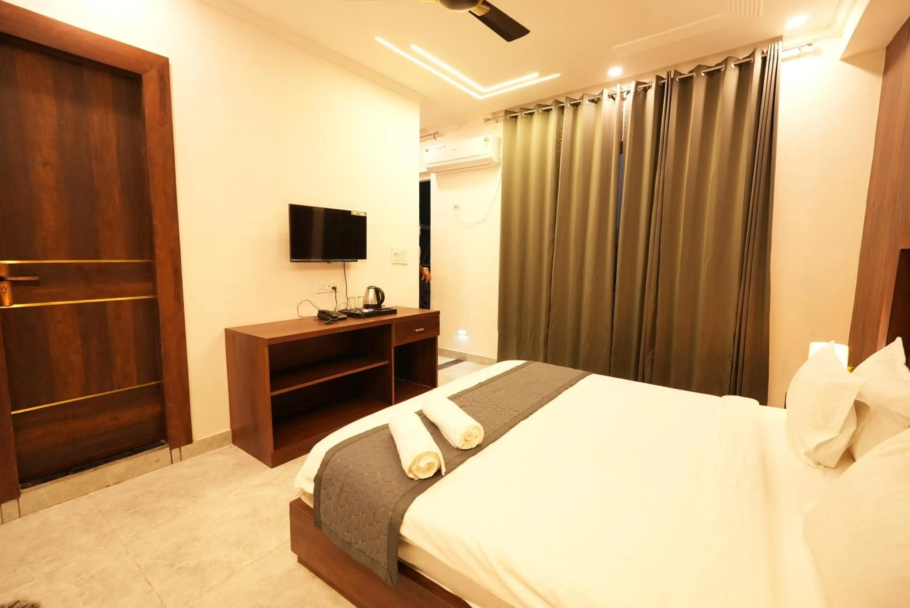 Photo of the whole room, Bed in Hotel Tapovan Hills