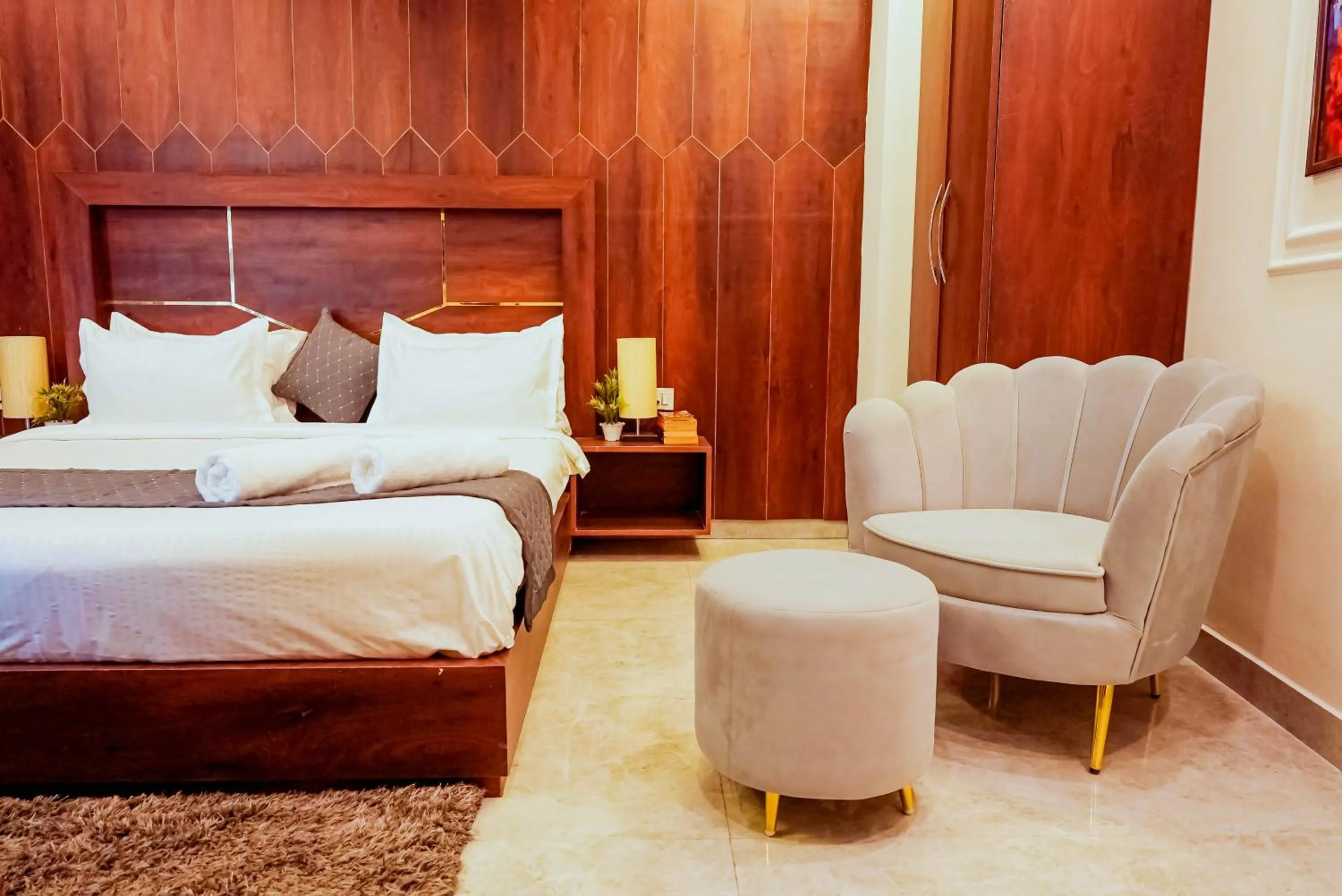 Seating area, Bed in Hotel Tapovan Hills