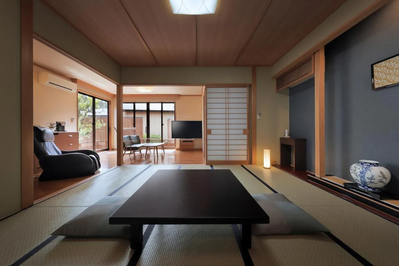 Photo of the whole room in Ryokusuitei