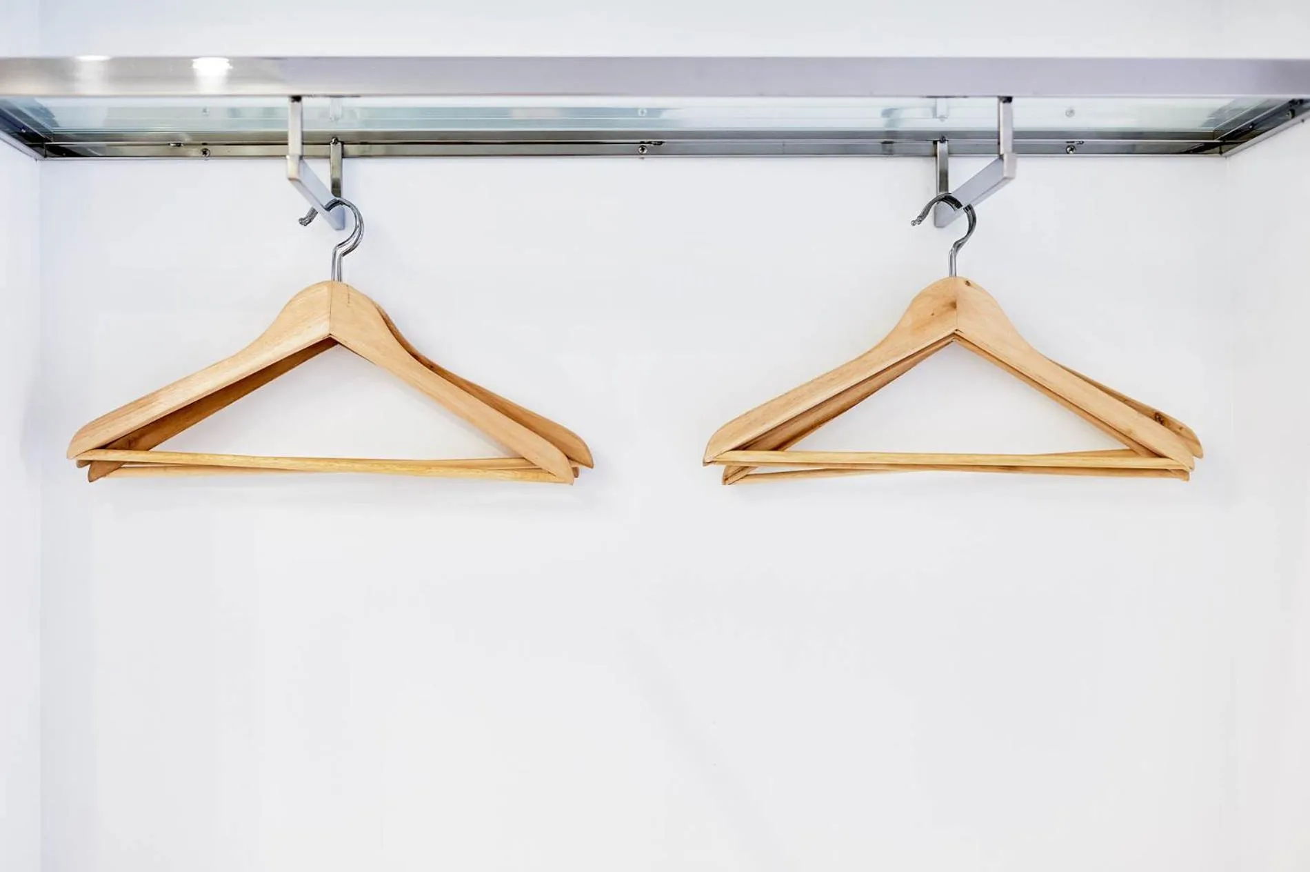 wardrobe in AMC Granada Hostal