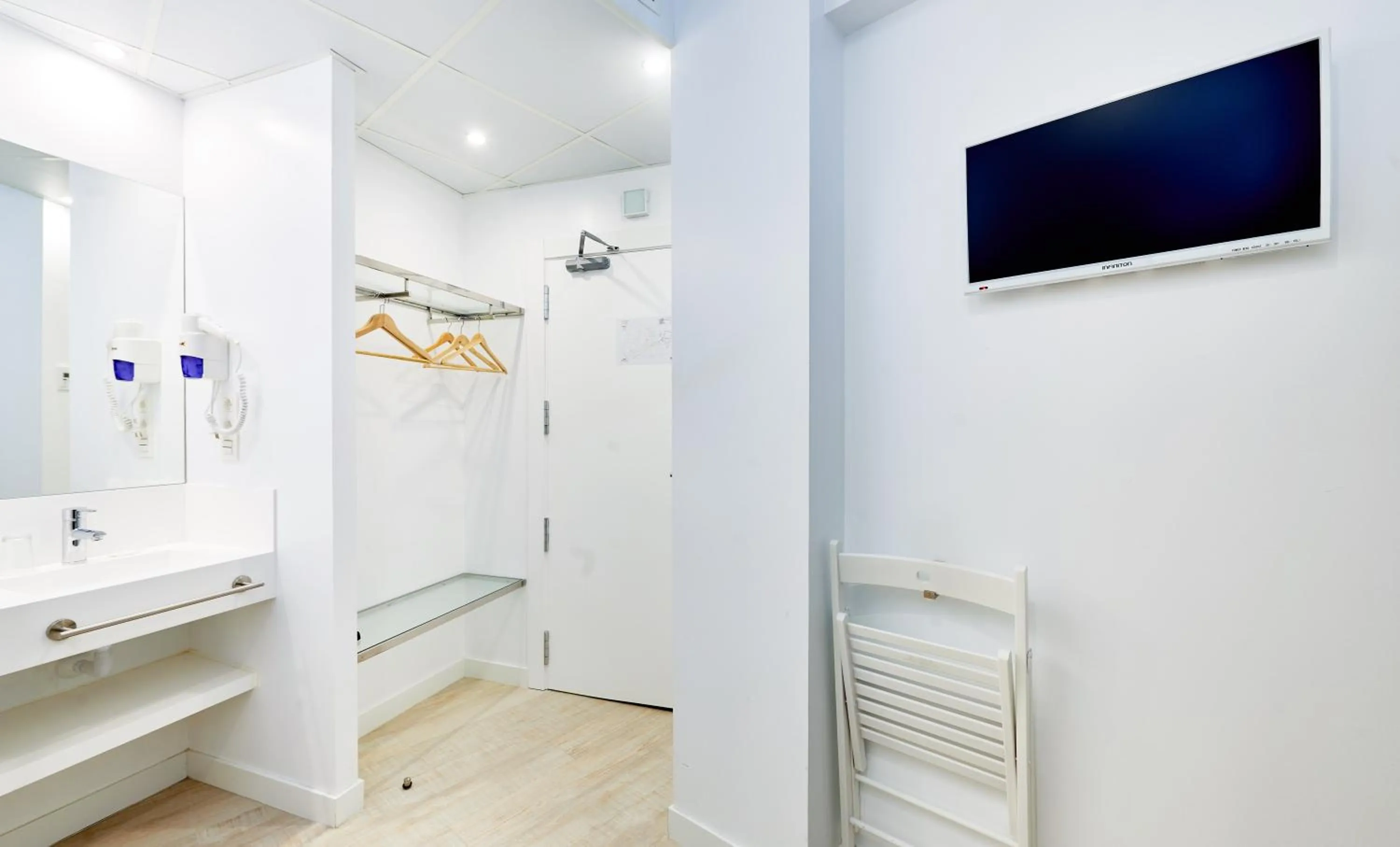 Photo of the whole room in AMC Granada Hostal