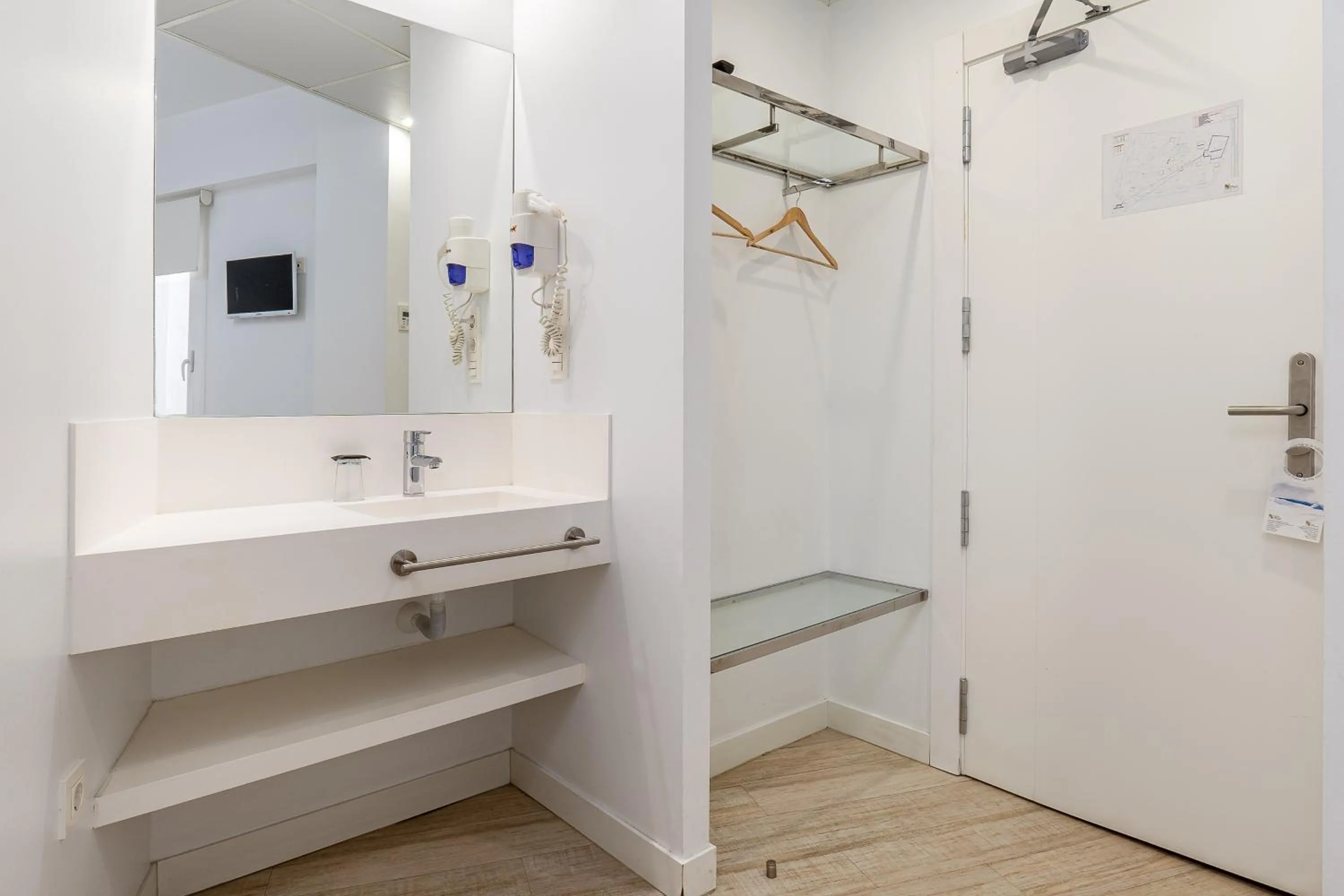 Shower in AMC Granada Hostal