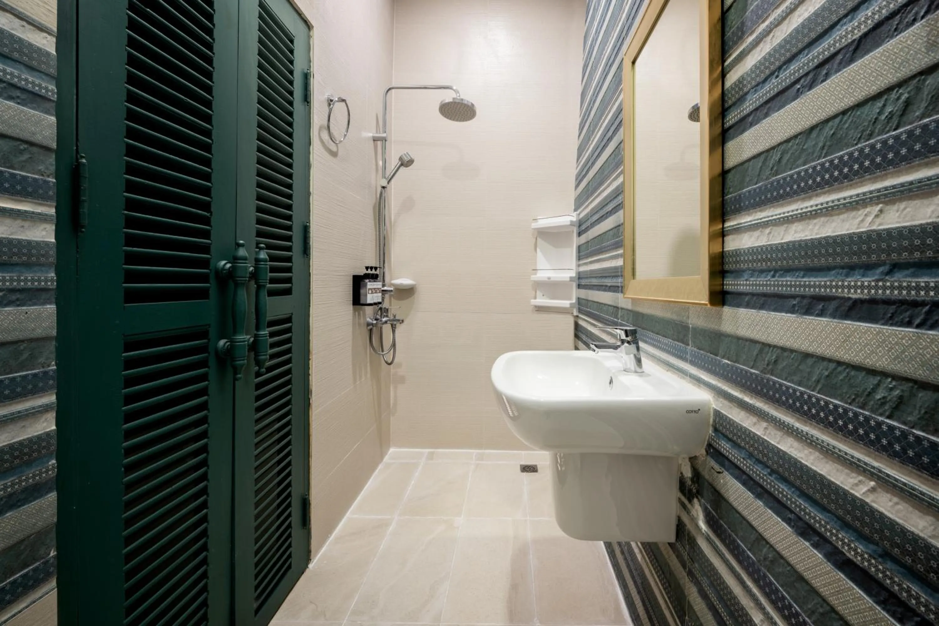 Guests in Ali Grand Hotel