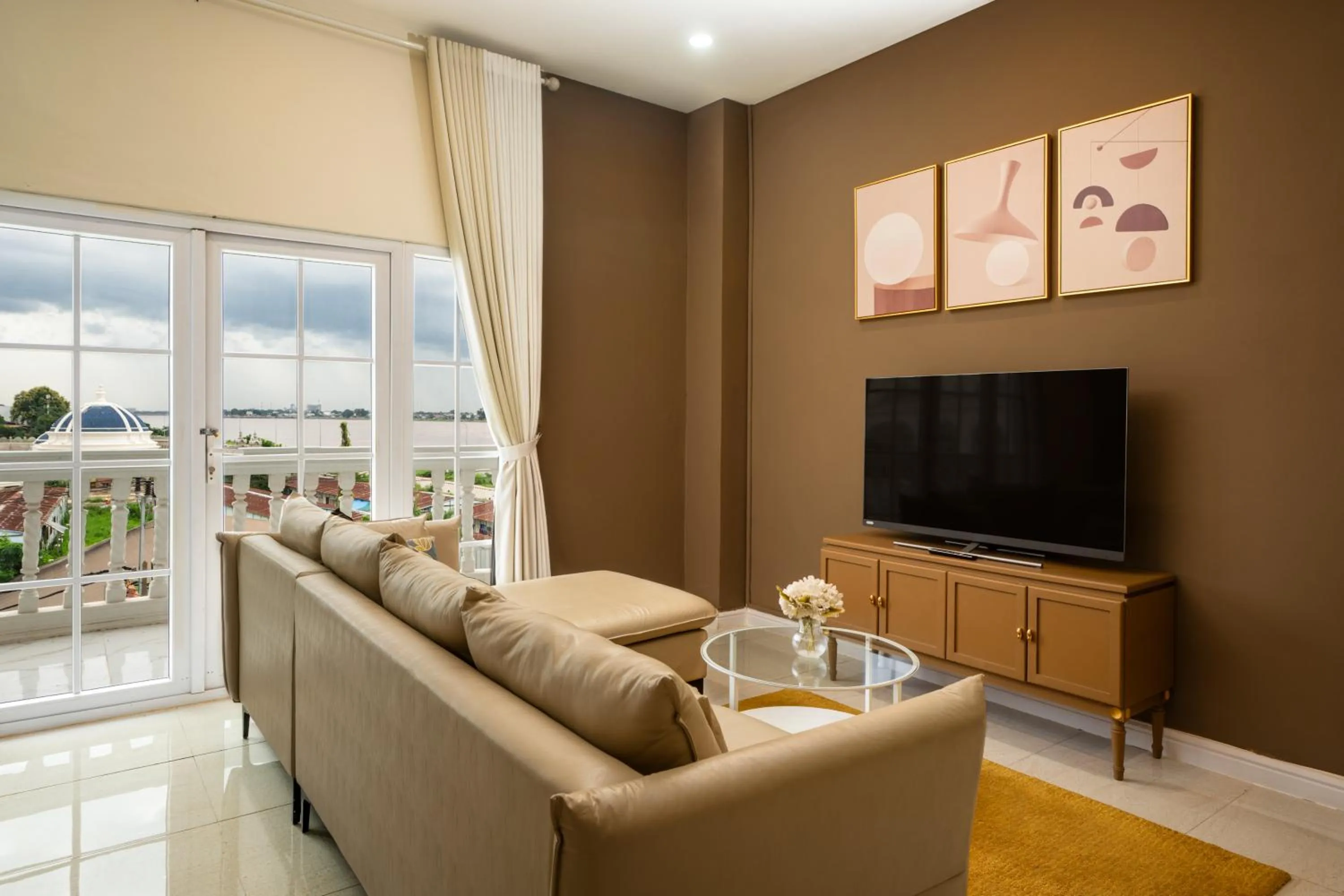 Guests in Ali Grand Hotel