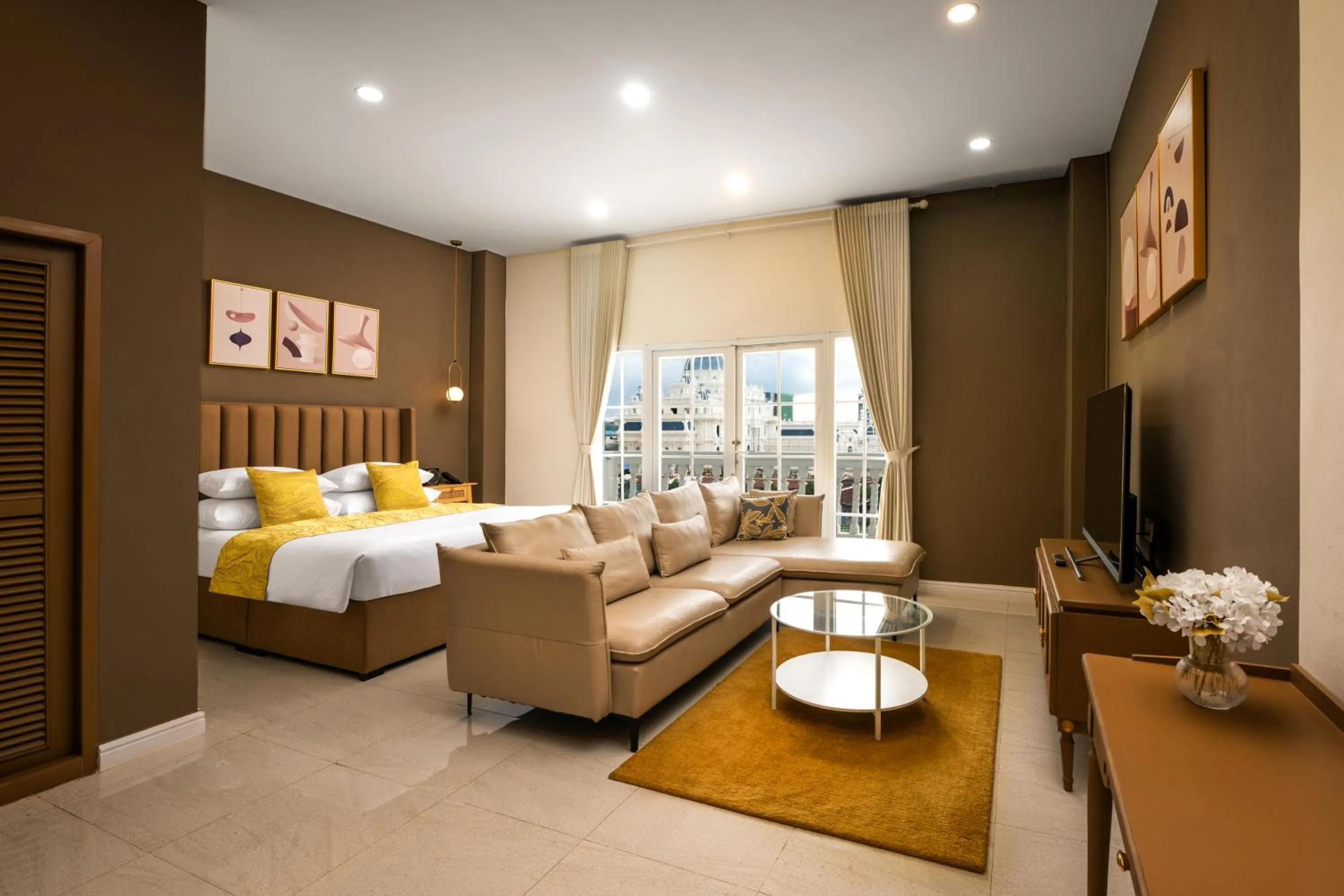 Guests, Bed in Ali Grand Hotel