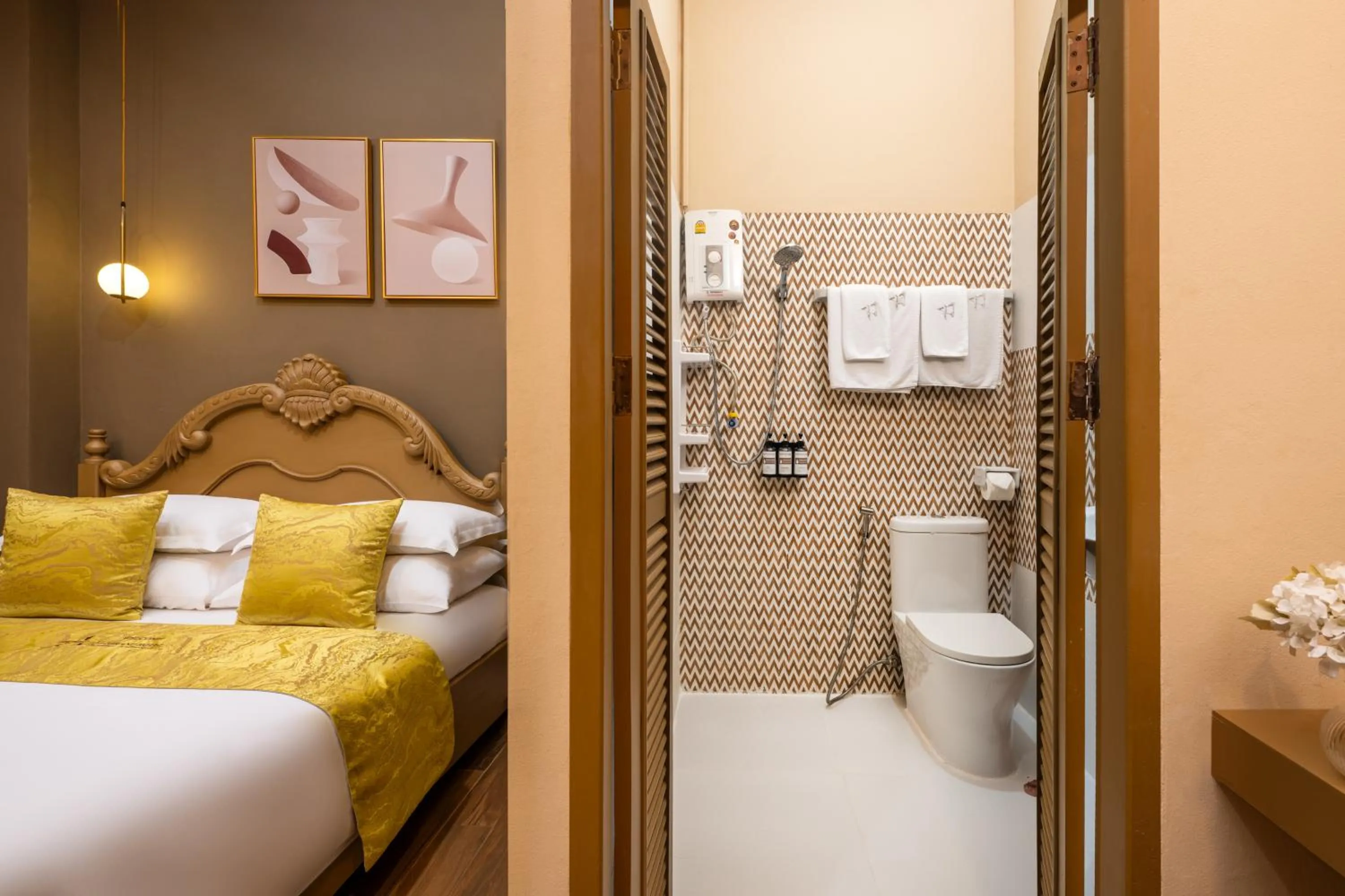 Bathroom, Bed in Ali Grand Hotel