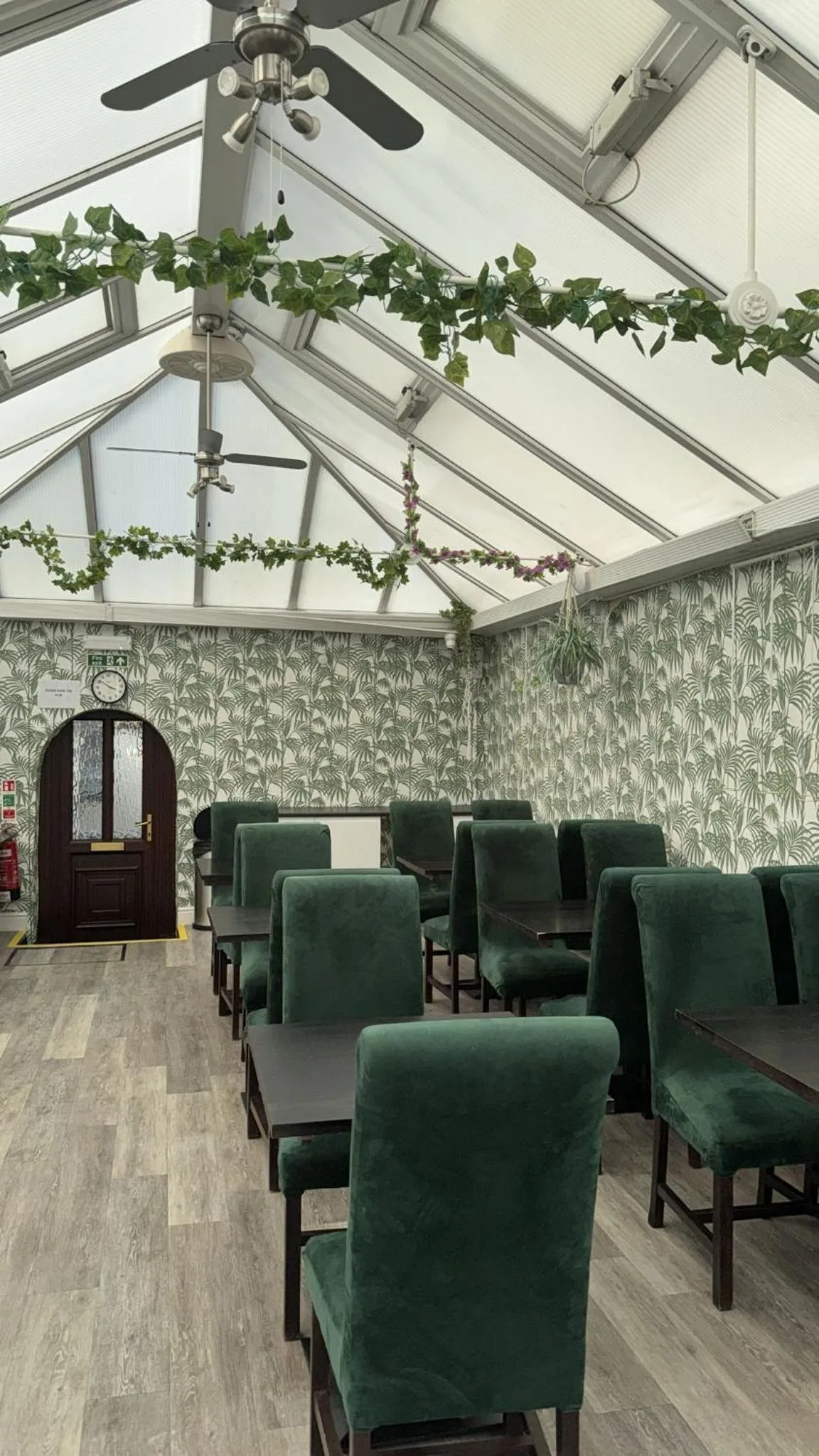 Restaurant/places to eat in OYO Watton Vibe Hotel