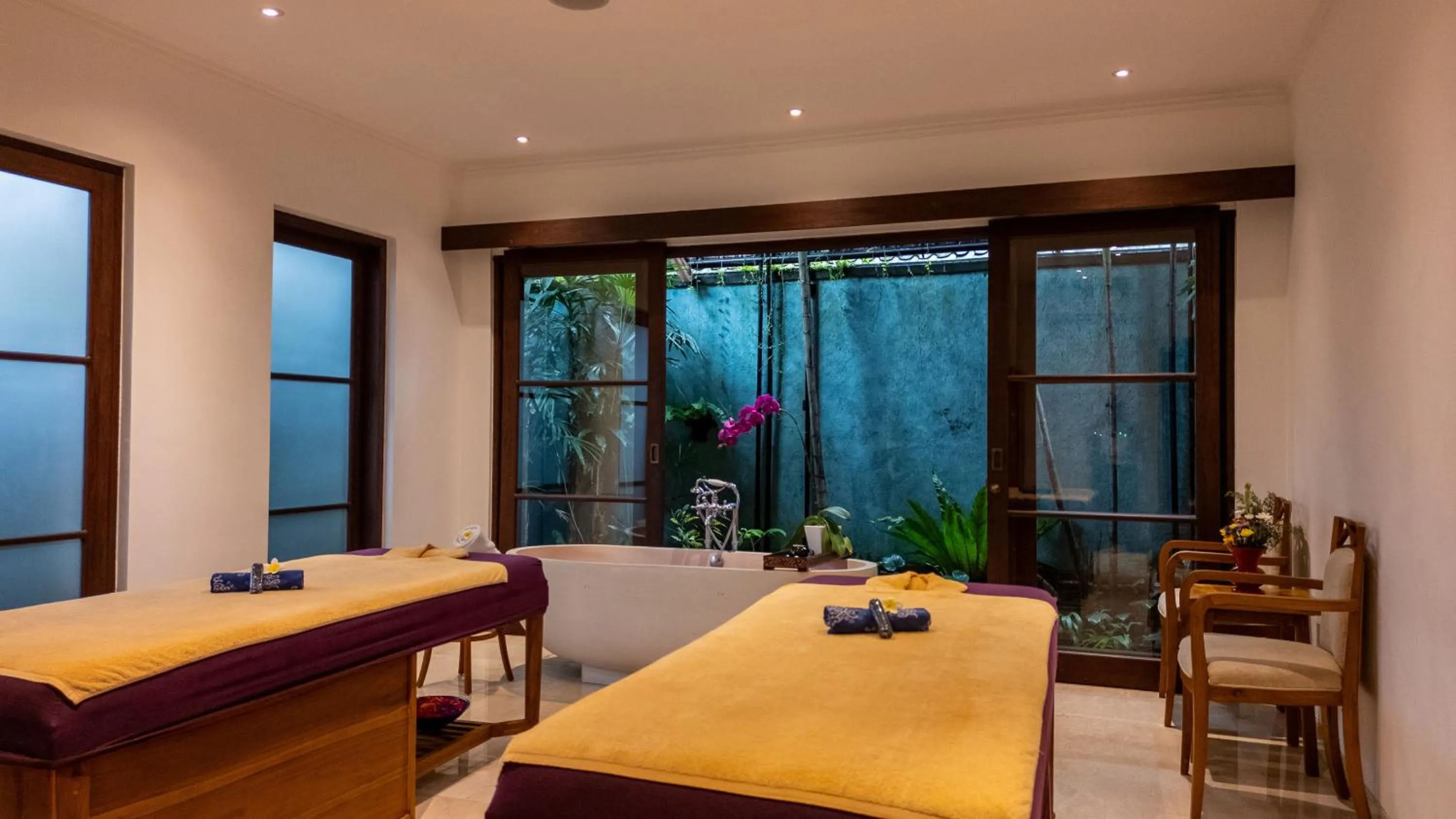 Spa and wellness centre/facilities, Bed in Dwaraka The Royal Villas