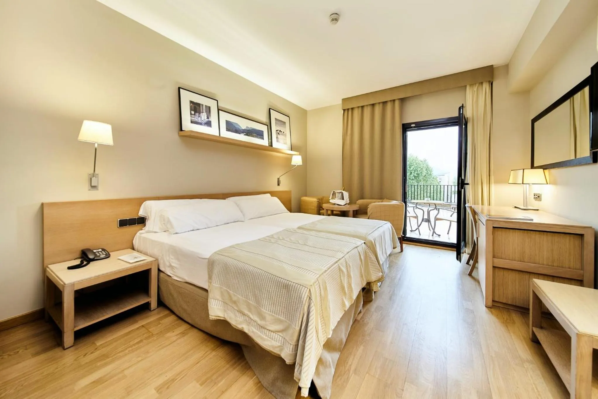 Photo of the whole room, Bed in Parador De La Seu D'urgell