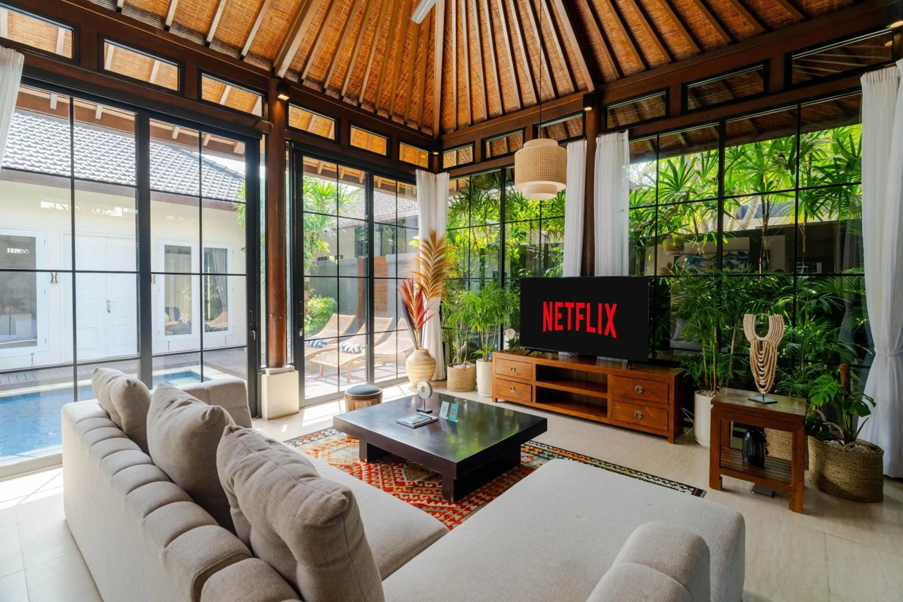 Communal lounge/ TV room in Boholuma Villas by Pertama Management